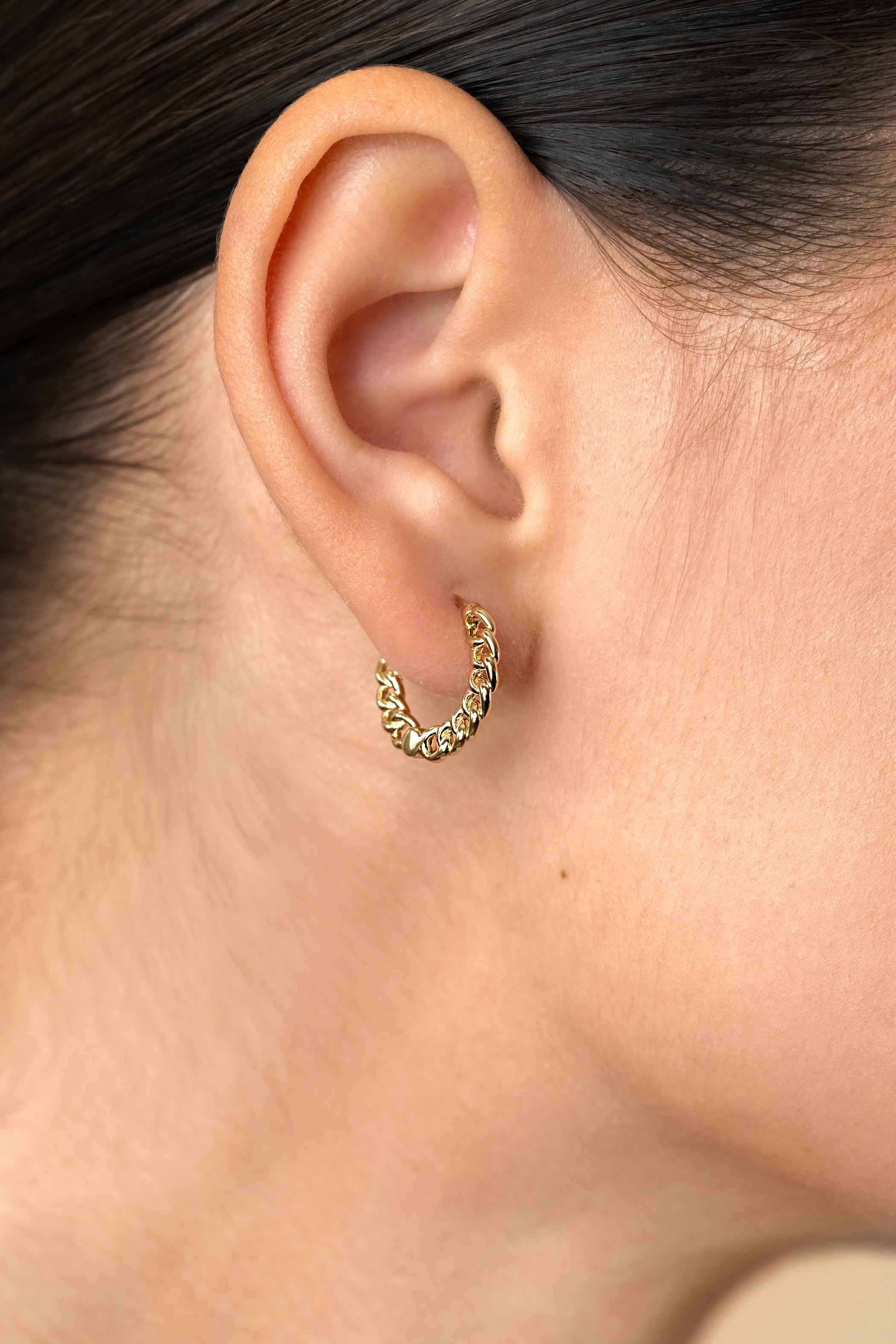 ZINZI gold plated zilveren oorbellen, vanaf zijkant gourmette schakel zichtbaar, 2mm breed, met luxe klapsluiting 17mm