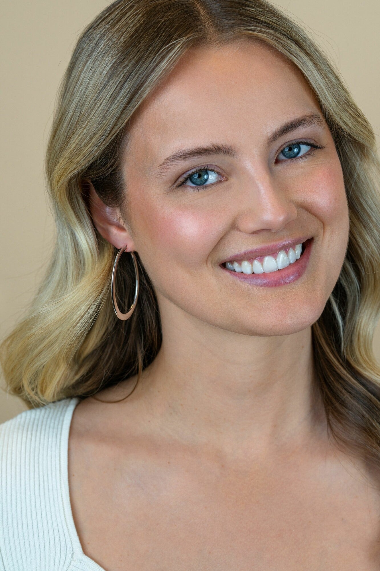 ZINZI zilveren oorringen met organisch gevormde buis 2mm breed en handige bovensluiting 48mm ZIO2701 - PansiteNederland.nl