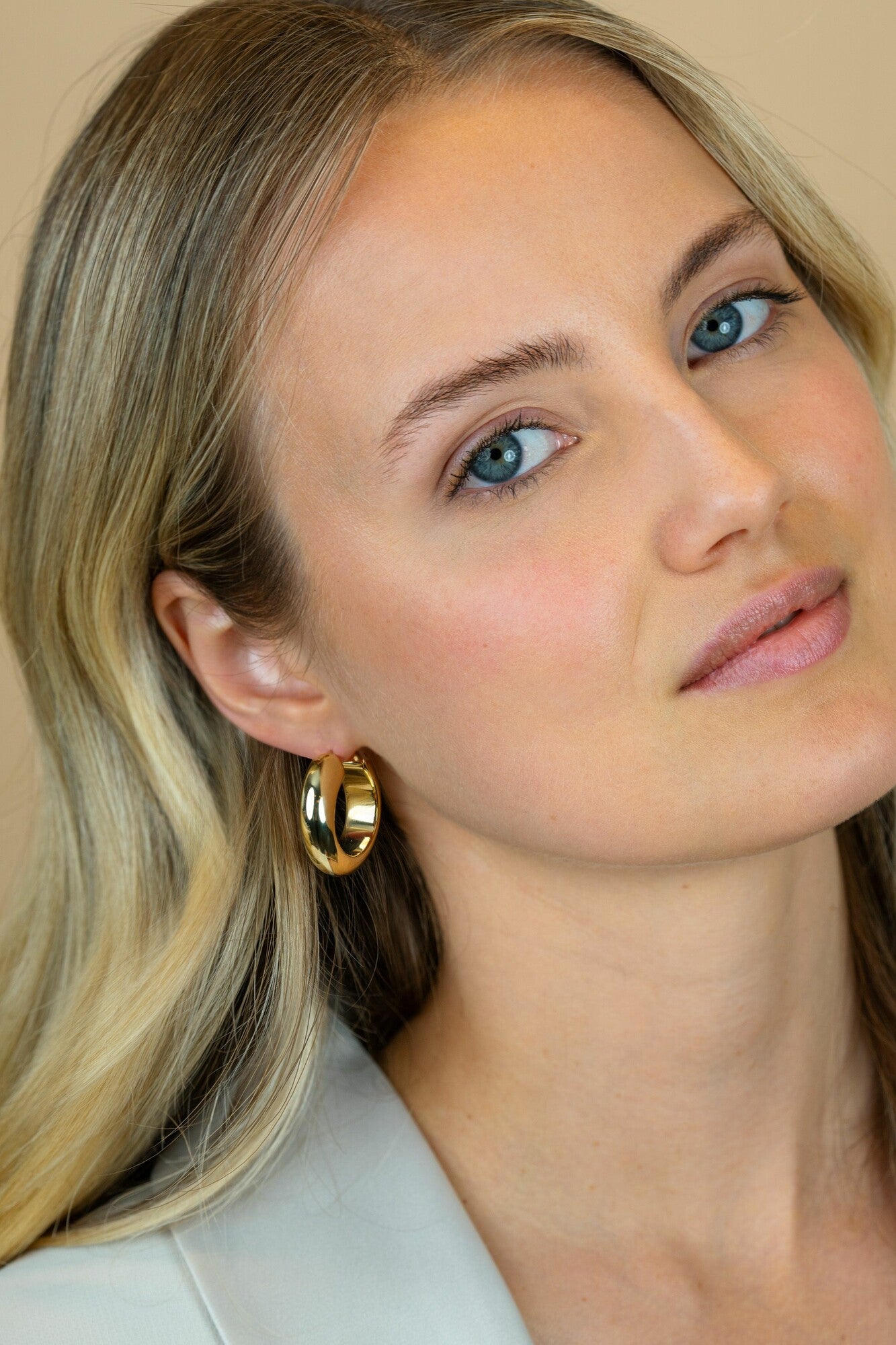 ZINZI gold plated zilveren oorringen met brede buis (8mm) en rond model, handige bovensluiting 28mm ZIO2749G - PansiteNederland.nl