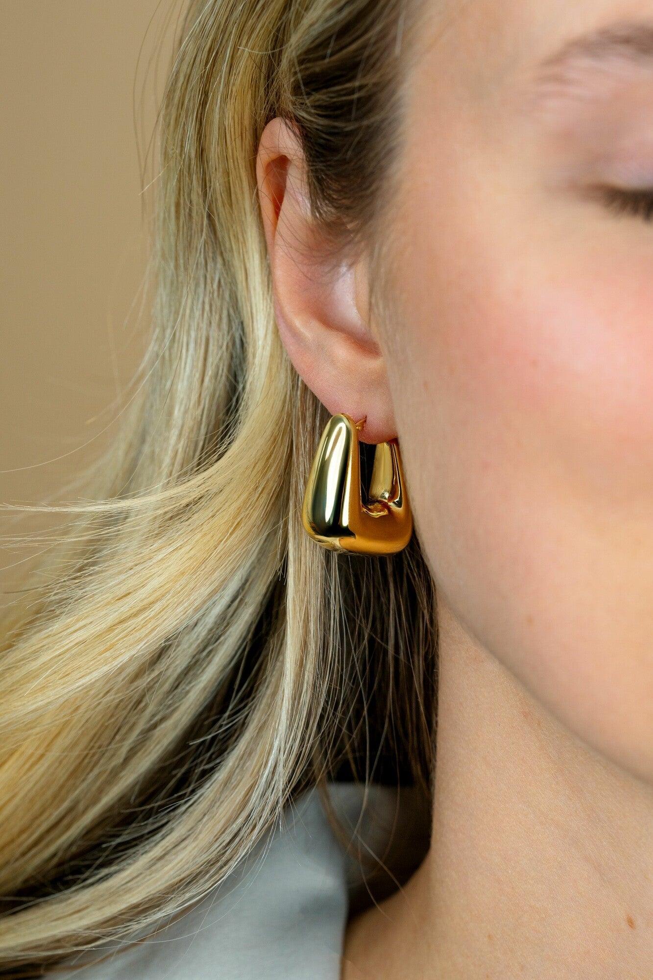 ZINZI gold plated zilveren oorringen met brede buis, vierkante look en handige bovensluiting 24mm ZIO2747G - PansiteNederland.nl