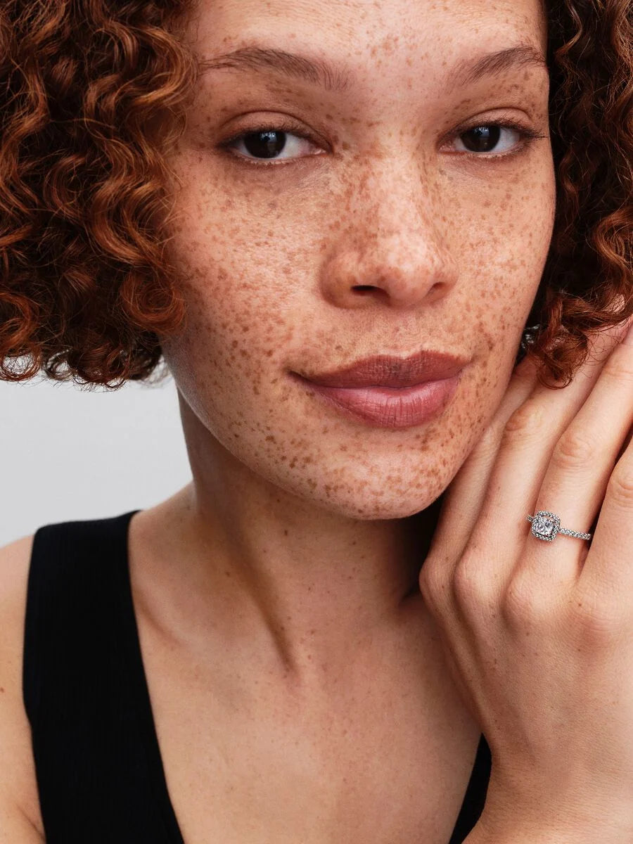 Pandora Vierkante Ring 193555C02 – Zilveren Ring met Zirkonia Halo