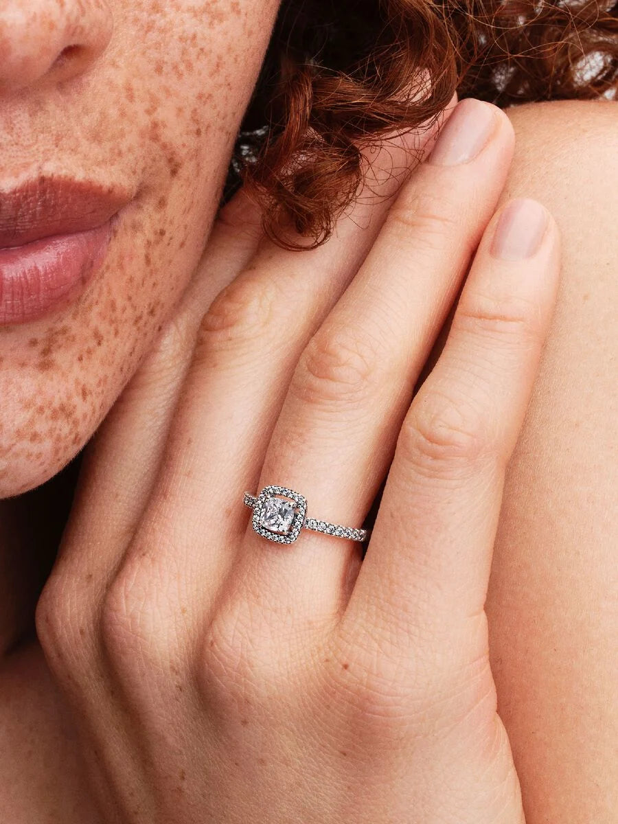 Pandora Vierkante Ring 193555C02 – Zilveren Ring met Zirkonia Halo