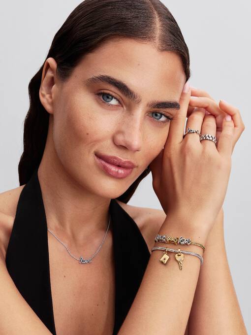 Pandora Bedel met Tekst Besos goudverguld - 764422C00