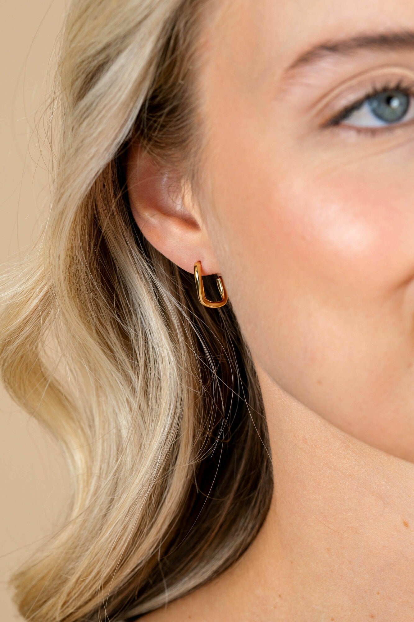 ZINZI gold plated zilveren gladde oorstekers organisch gevormd 16mm ZIO2656G - PansiteNederland.nl