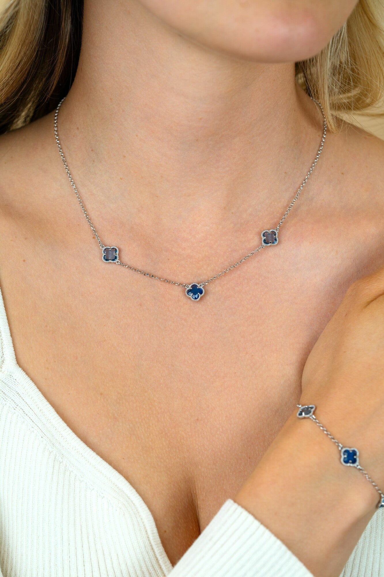 ZINZI zilveren schakelketting met twee lichtblauwe klavers en een donkerblauwe klaver 42-45cm ZIC2663B