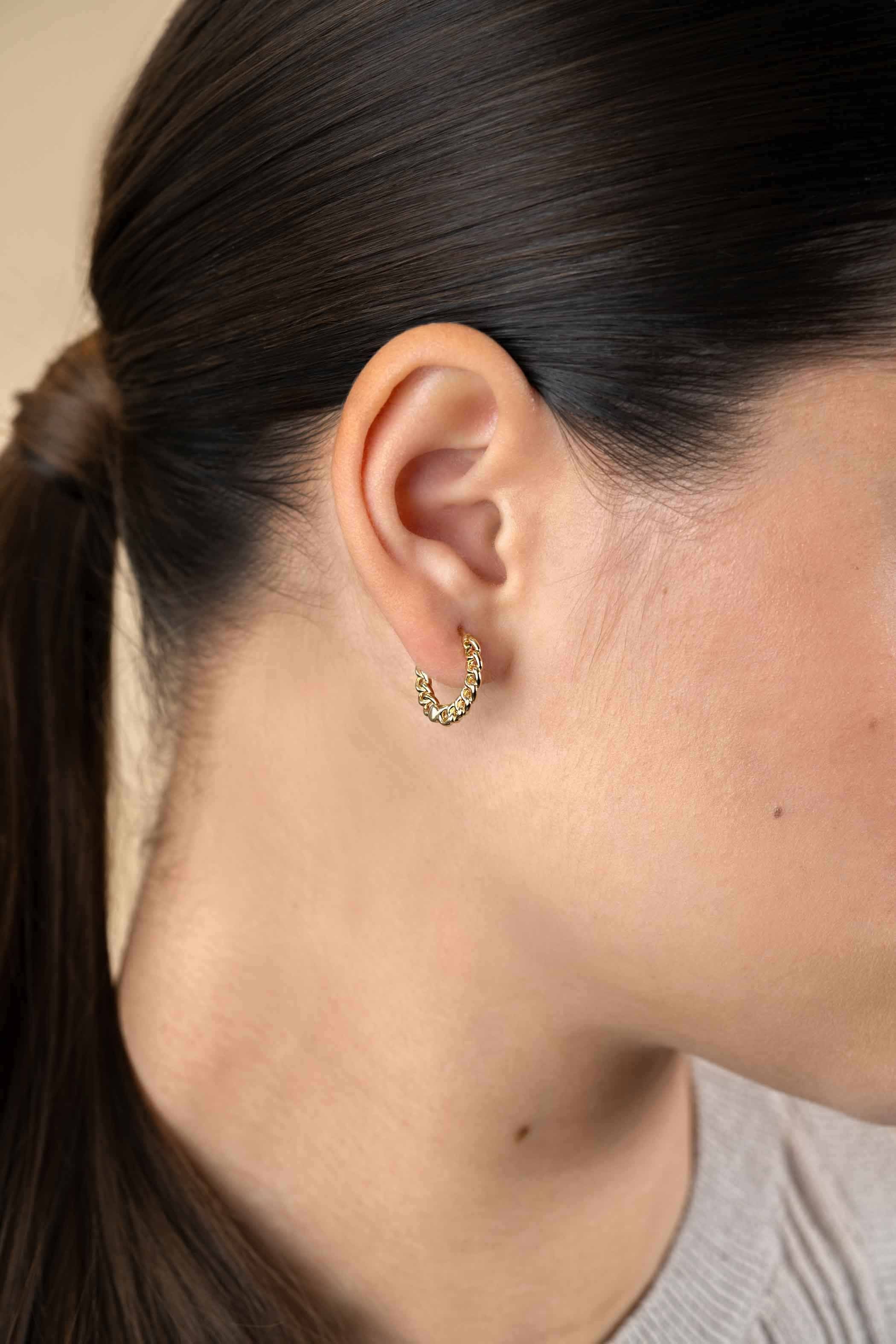 ZINZI gold plated zilveren oorbellen, vanaf zijkant gourmette schakel zichtbaar, 2mm breed, met luxe klapsluiting 17mm