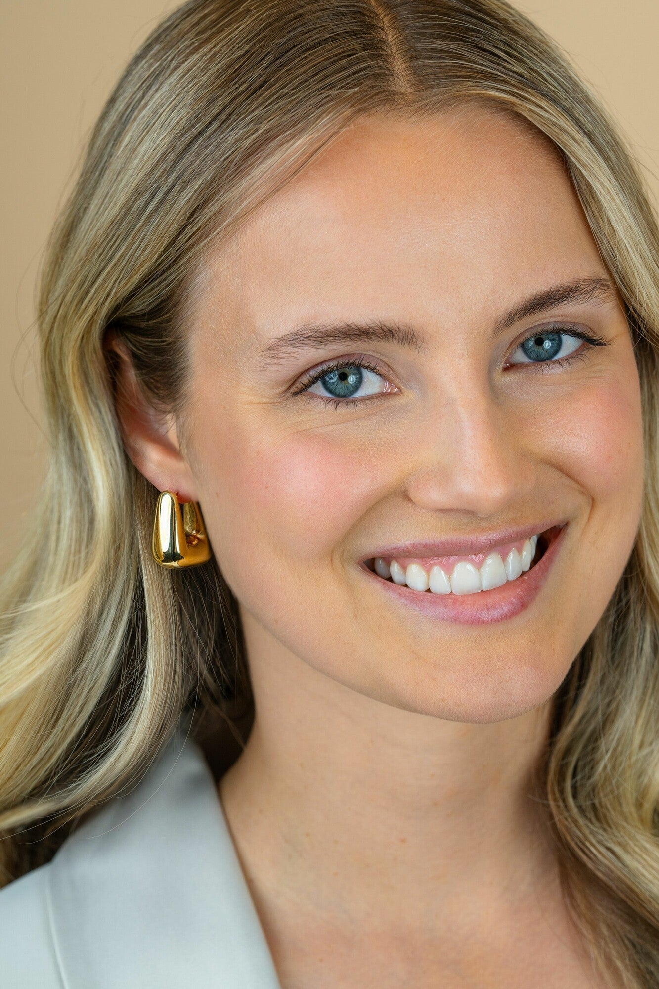 ZINZI gold plated zilveren oorringen met brede buis, vierkante look en handige bovensluiting 24mm ZIO2747G - PansiteNederland.nl