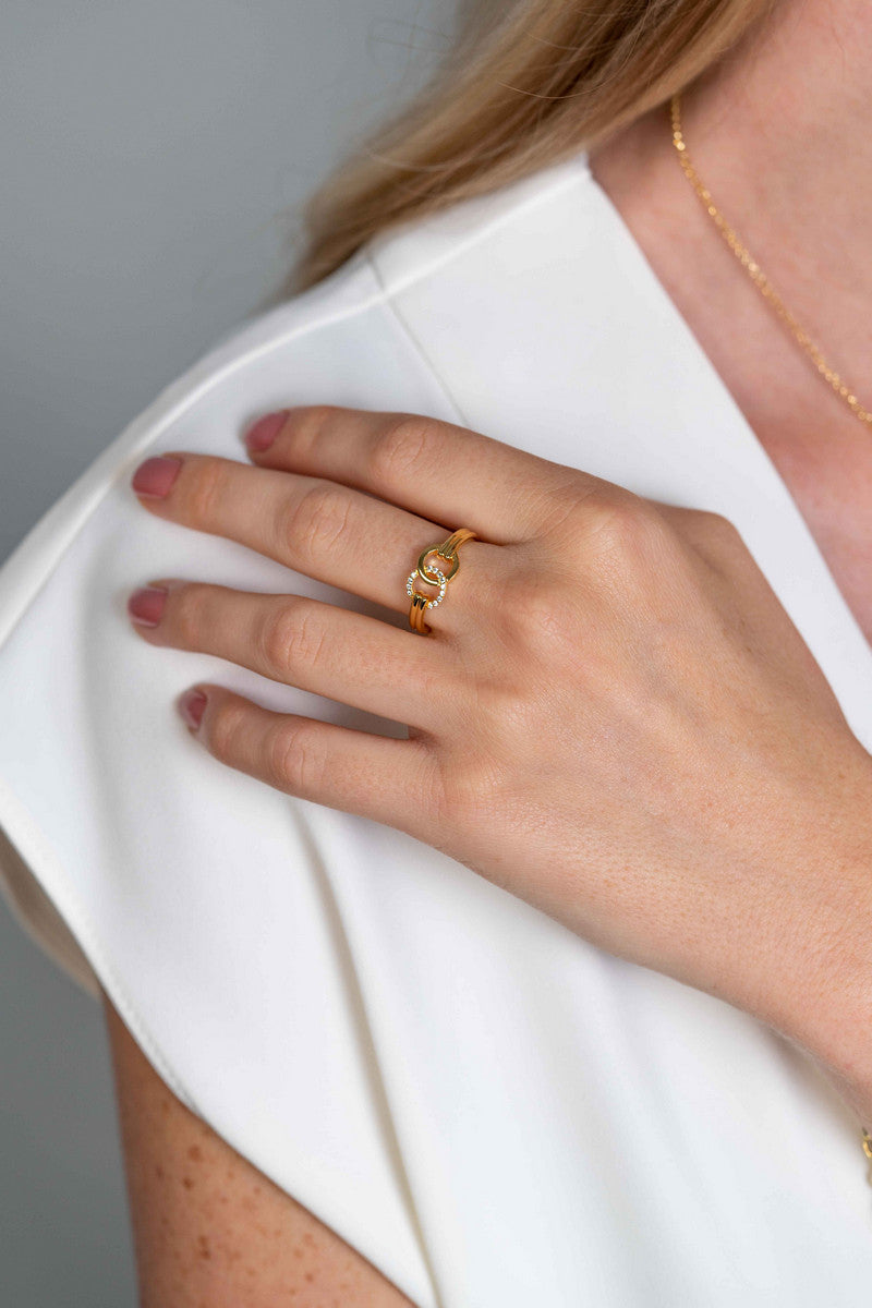 Zinzi zilveren ring in 14K geelverguld, twee ronde vormen met elkaar verbonden wit ZIR2266Y - PansiteNederland.nl