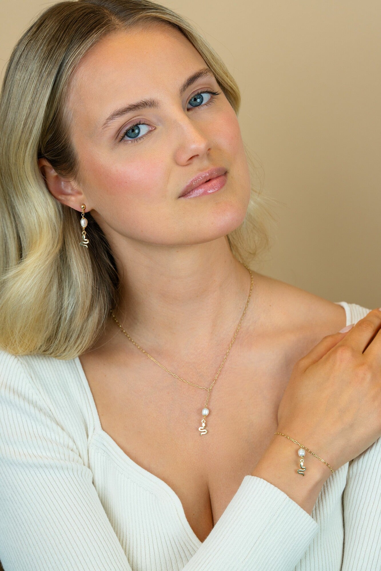 ZINZI gold plated paperclip armband met parel en slang detail ZIA2761