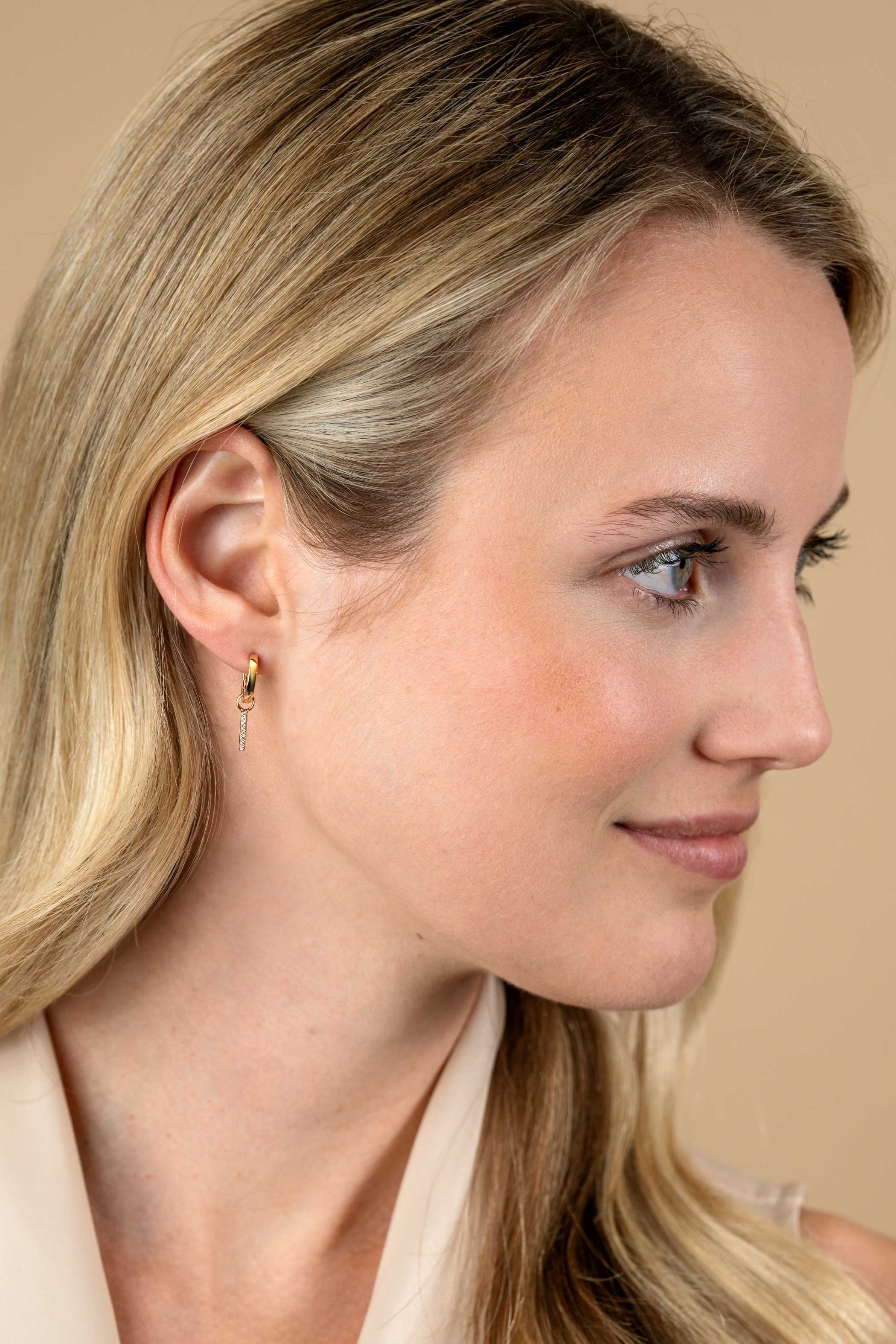 ZINZI Gold 14 krt gouden oorbedels staafje bezet met witte zirconia's 10mm ZGCH387 (zonder oorbellen)