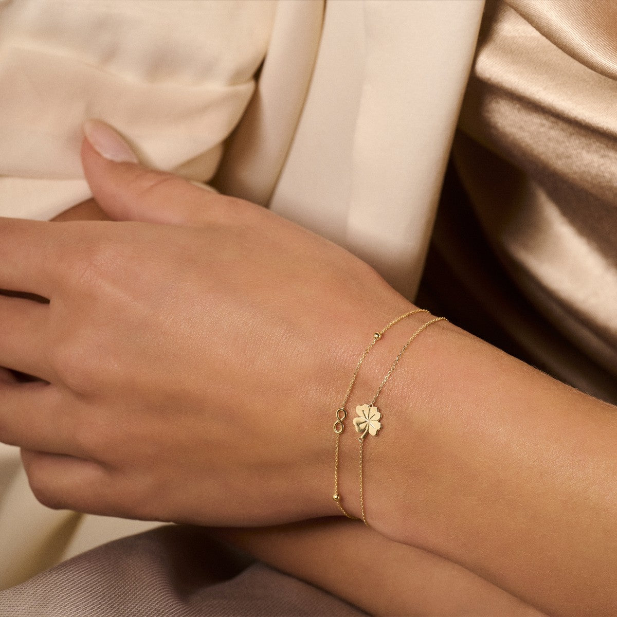 Fantasy Collection Armband infinity en bolletjes 16 - 17,5 - 19 cm 14K geelgoud