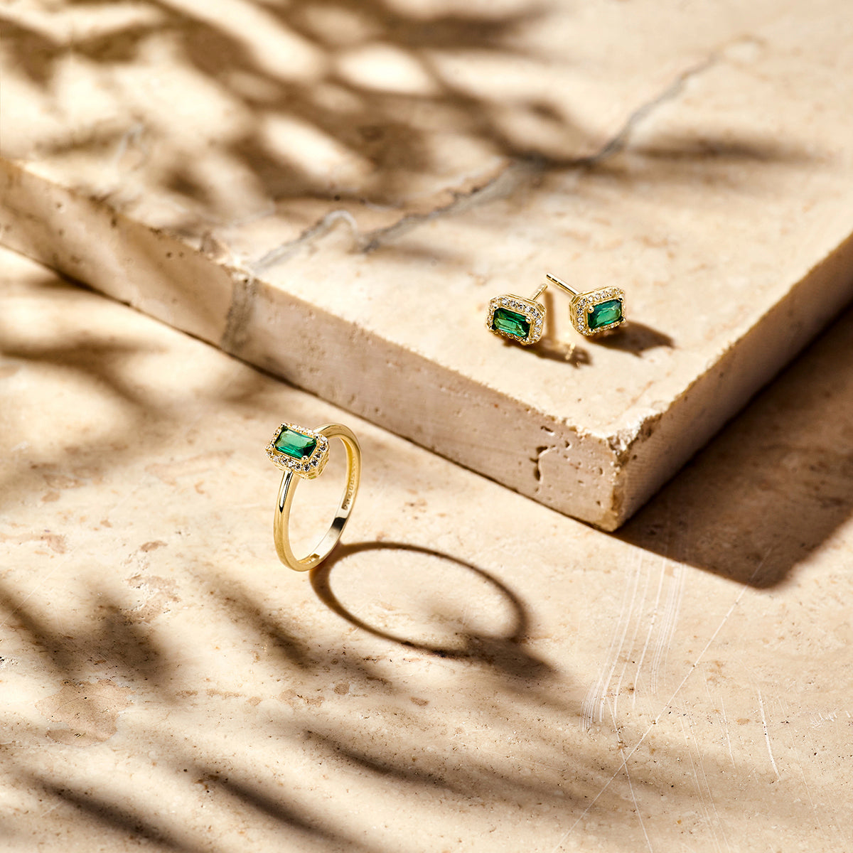 Ring groen en wit zirkonia halo 14K geelgoud