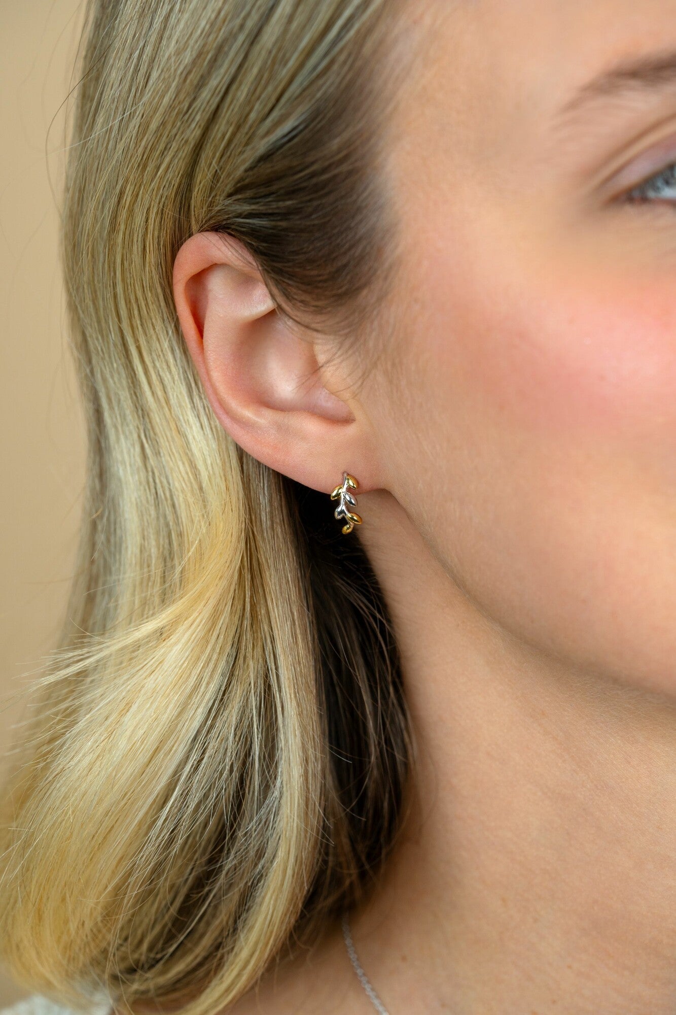 ZINZI zilveren oorstekers bicolor takje met bladeren 12mm ZIO2740 - PansiteNederland.nl