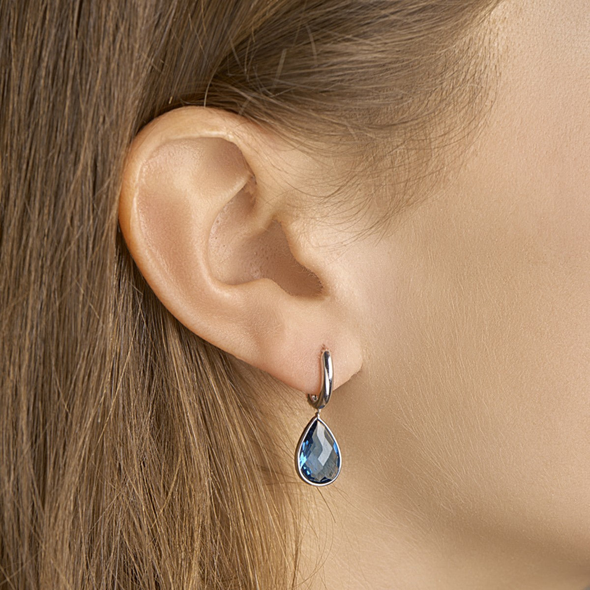 Fantasy Collection Oorbellen london blue kwarts 26 mm 14K witgoud