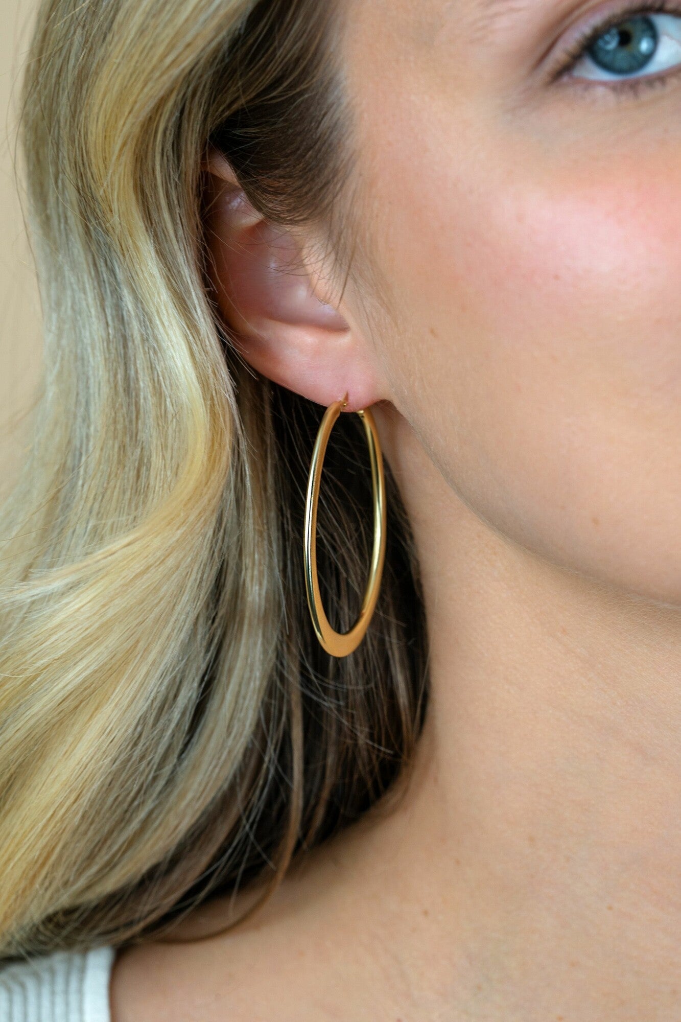 ZINZI gold plated zilveren oorringen met organisch gevormde buis 2mm breed en handige bovensluiting 48mm ZIO2701G - PansiteNederland.nl