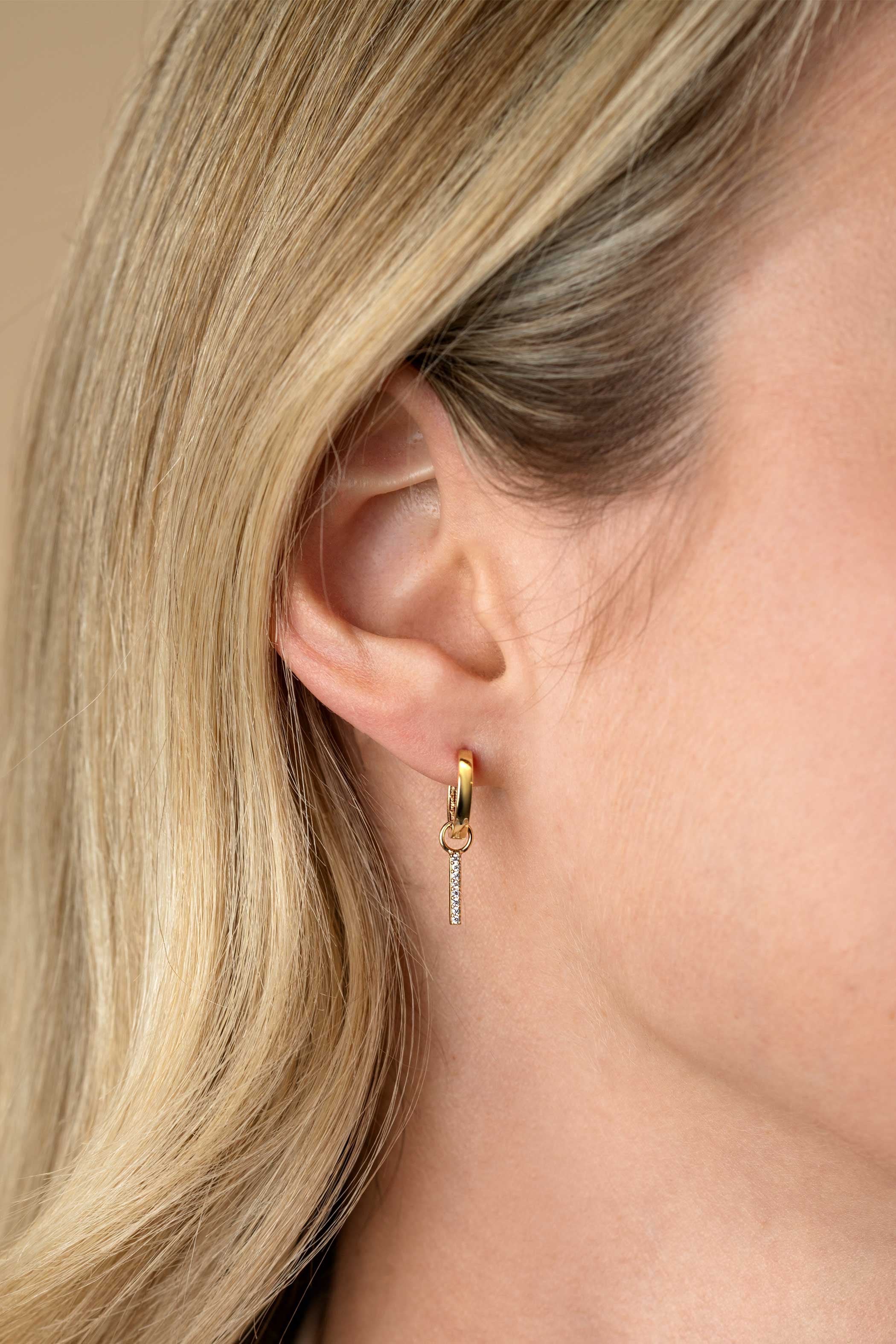 ZINZI Gold 14 krt gouden oorbedels staafje bezet met witte zirconia's 10mm ZGCH387 (zonder oorbellen)