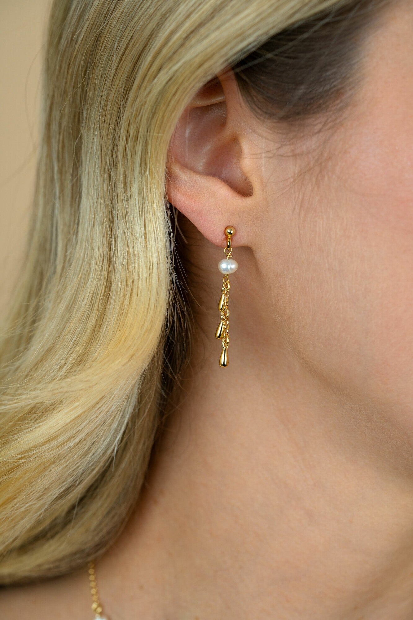 ZINZI gold plated zilveren oorstekers met druppels en witte zoetwaterparels 37mm ZIO2753 - PansiteNederland.nl