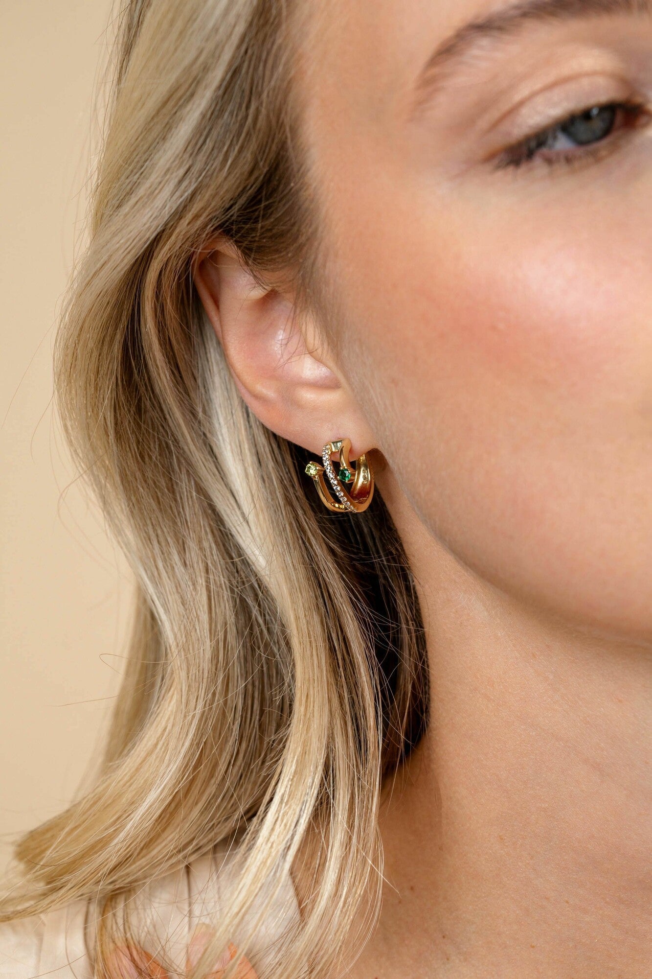 ZINZI gold plated zilveren multi-look oorringen met 3 rijen, bezet met groene kleurstenen en witte zirkonia's 10mm breed met luxe klapsluiting 16mm ZIO2646G - PansiteNederland.nl