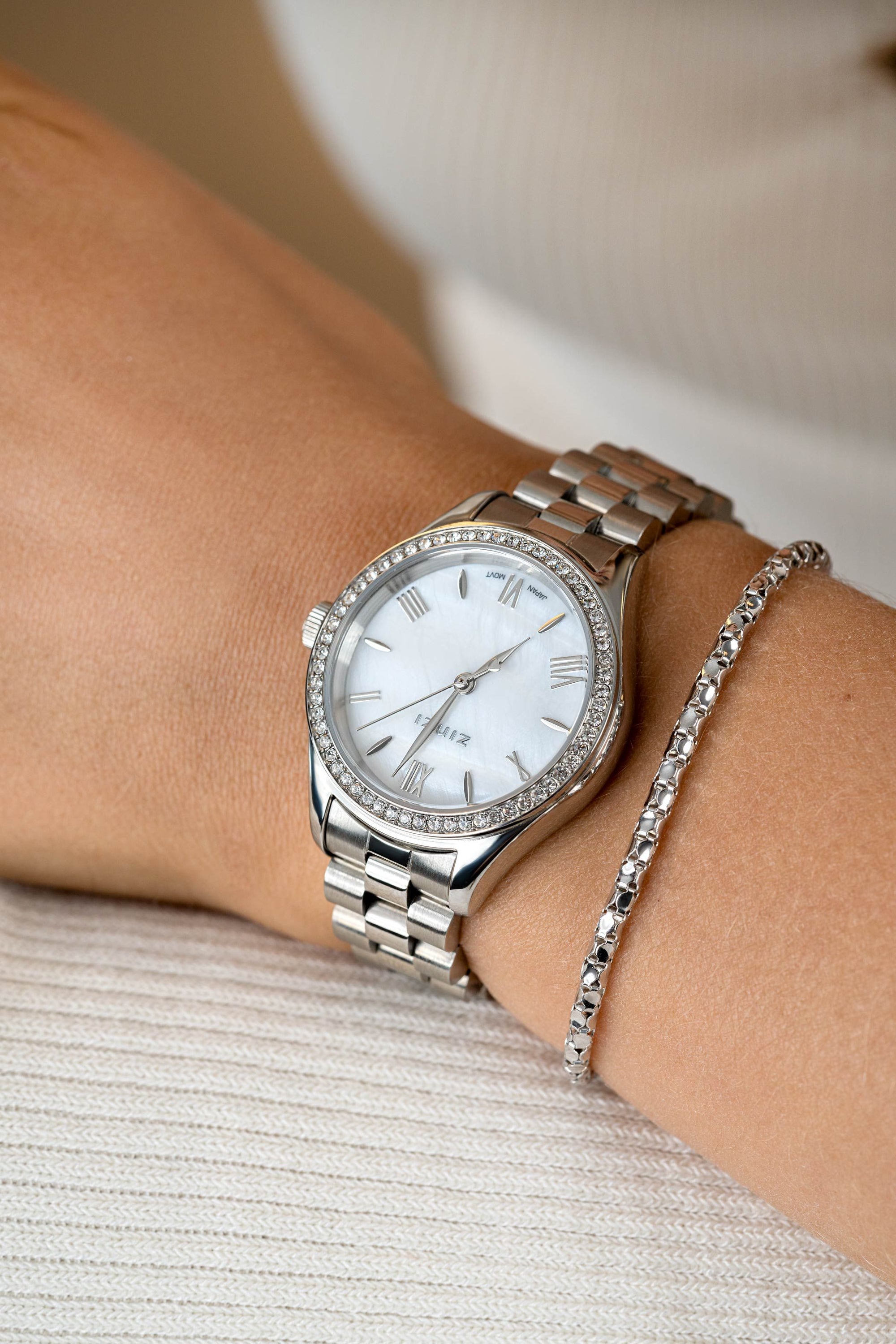 ZINZI Tresor horloge 32mm bezet met witte zirkonia's, parelmoer wijzerplaat en zilverkleurige stalen kast en schakelband ZIW2417 + gratis armband t.w.v. 39,95 - PansiteNederland.nl