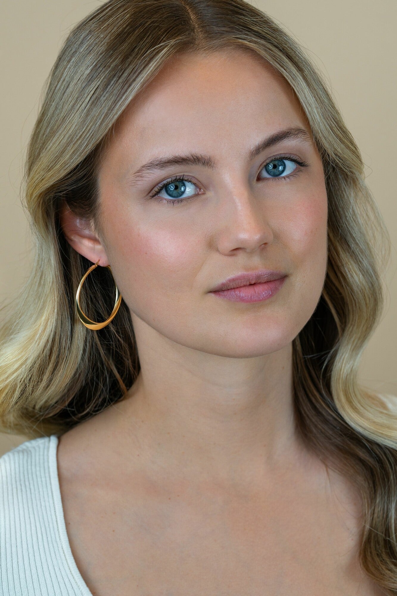 ZINZI gold plated zilveren oorringen met organisch gevormde buis 3,5mm breed en handige bovensluiting 40mm ZIO2702G - PansiteNederland.nl