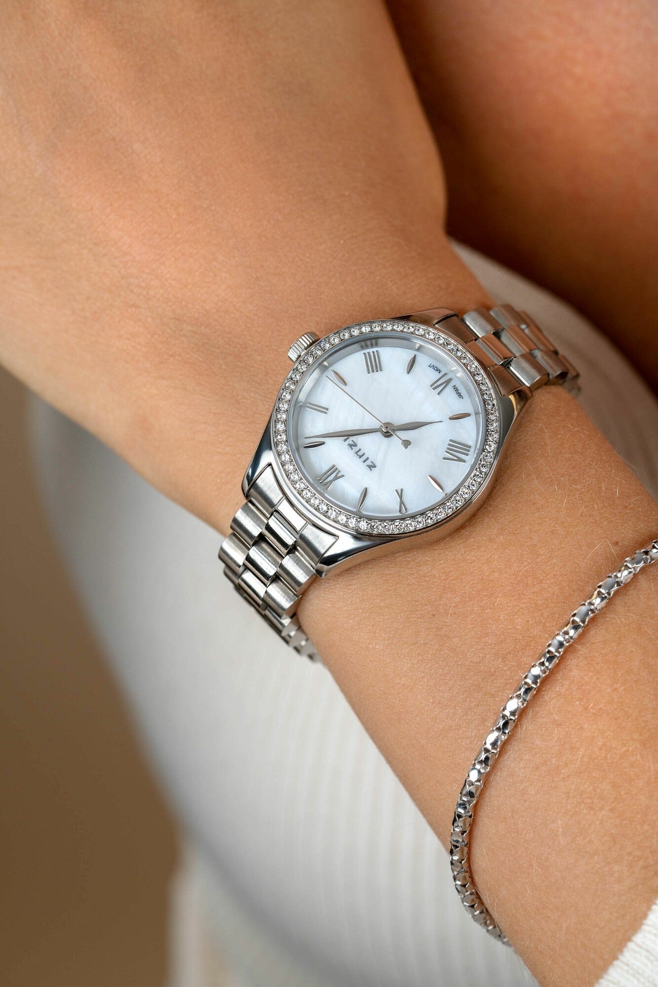 ZINZI Tresor horloge 32mm bezet met witte zirkonia's, parelmoer wijzerplaat en zilverkleurige stalen kast en schakelband ZIW2417 + gratis armband t.w.v. 39,95 - PansiteNederland.nl