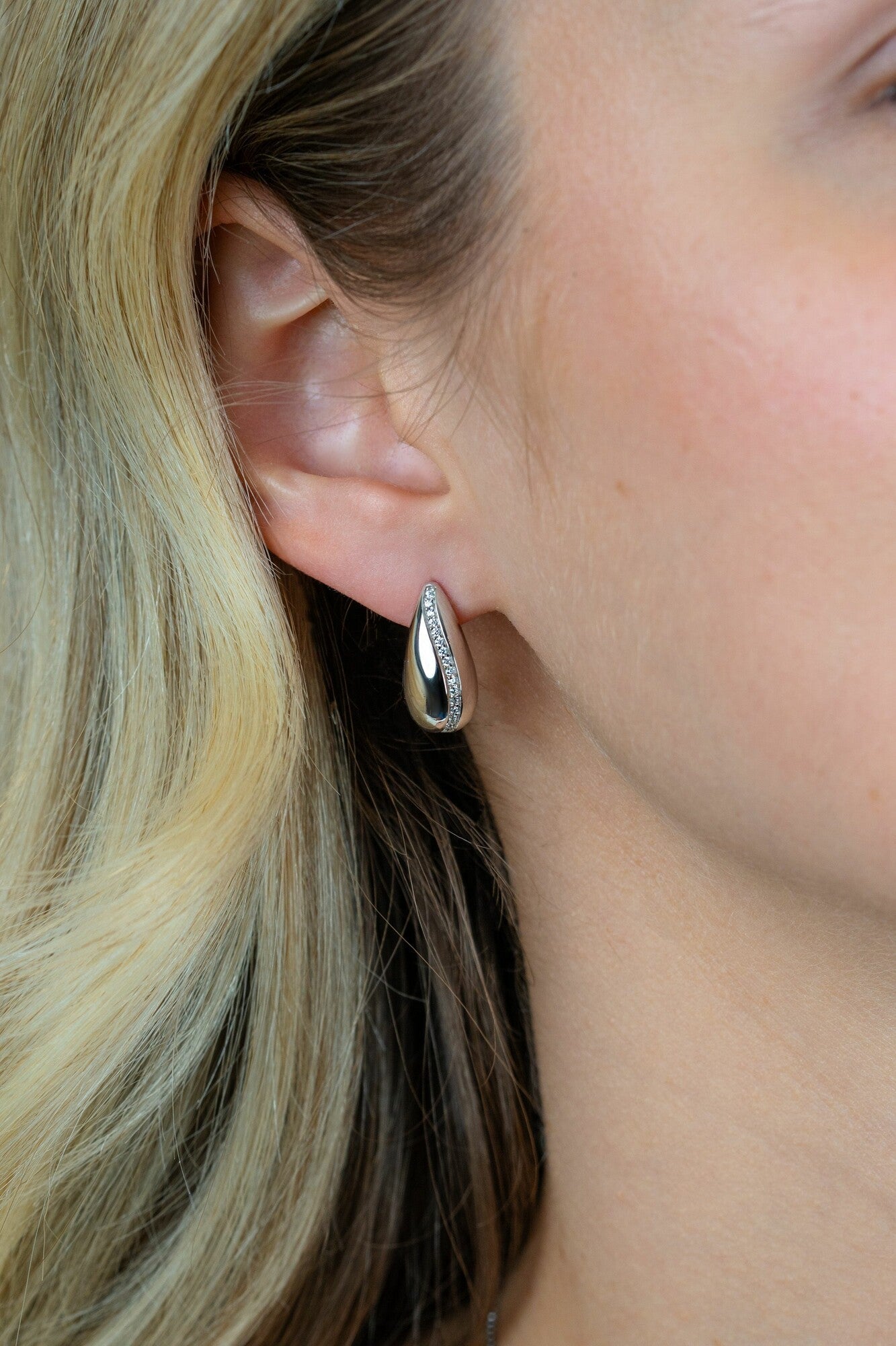 ZINZI zilveren oorstekers in druppelvorm met golvende rij witte zirkonia's 17mm ZIO2707 - PansiteNederland.nl