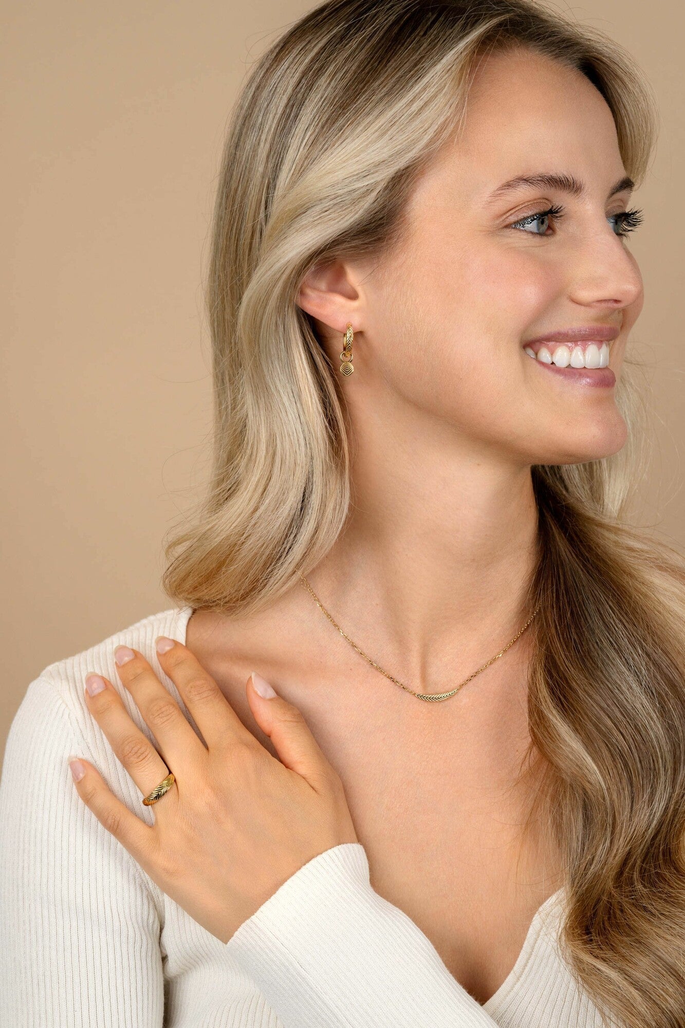 ZINZI gold plated zilveren schakelkettinkje met grote veer. De veer staat symbool voor je vleugels uitslaan en vrijheid. 40-45cm ZIC2644G