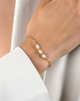 ZINZI gold plated zilveren schakelarmband met drie witte natuurlijk gevormde zoetwaterparels in het midden 17-19cm ZIA2643 - PansiteNederland.nl