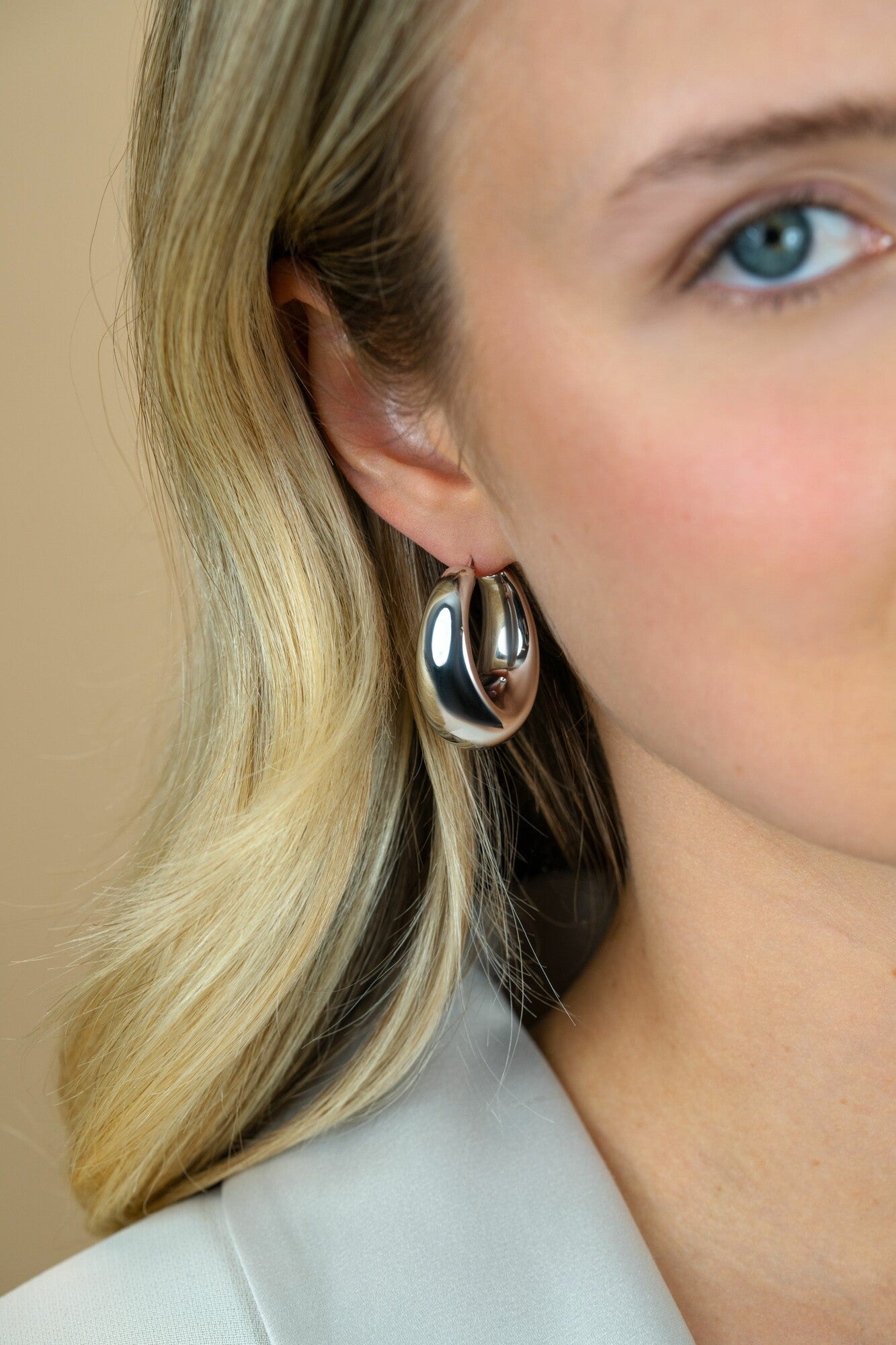 ZINZI zilveren oorringen met brede buis (8mm) en rond model, handige bovensluiting 28mm ZIO2749 - PansiteNederland.nl