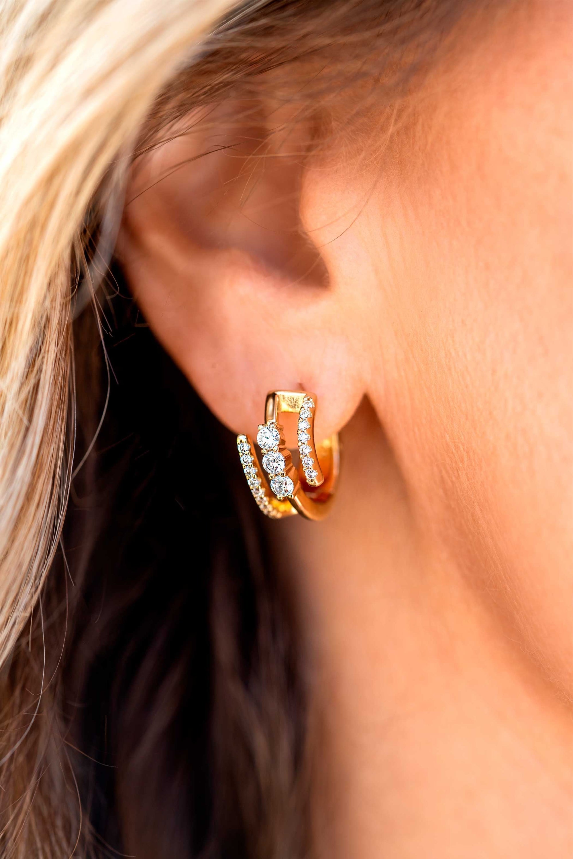 ZINZI gold plated zilveren multi-look oorringen met 3 rijen, bezet met witte zirkonia's 9mm breed met luxe klapsluiting 16mm ZIO2645Y - PansiteNederland.nl