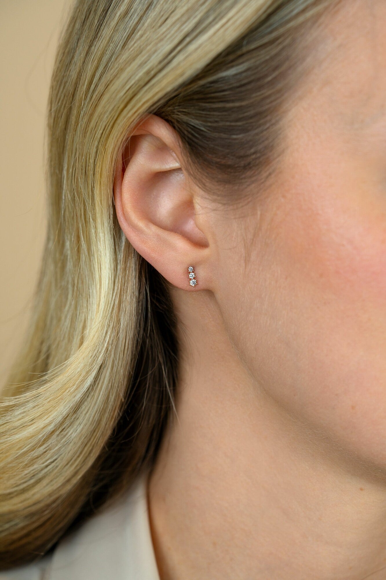 ZINZI Gold 14 krt gouden oorstekers bezet met een rij aan witte zirkonia's 6,5mm ZGO543