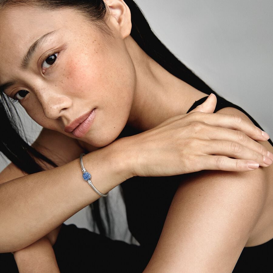 Snake chain sterling silver bracelet with disc clasp with stellar blue crystal 599288C01, exclusief en kwalitatief hoogwaardig. Ontdek nu!