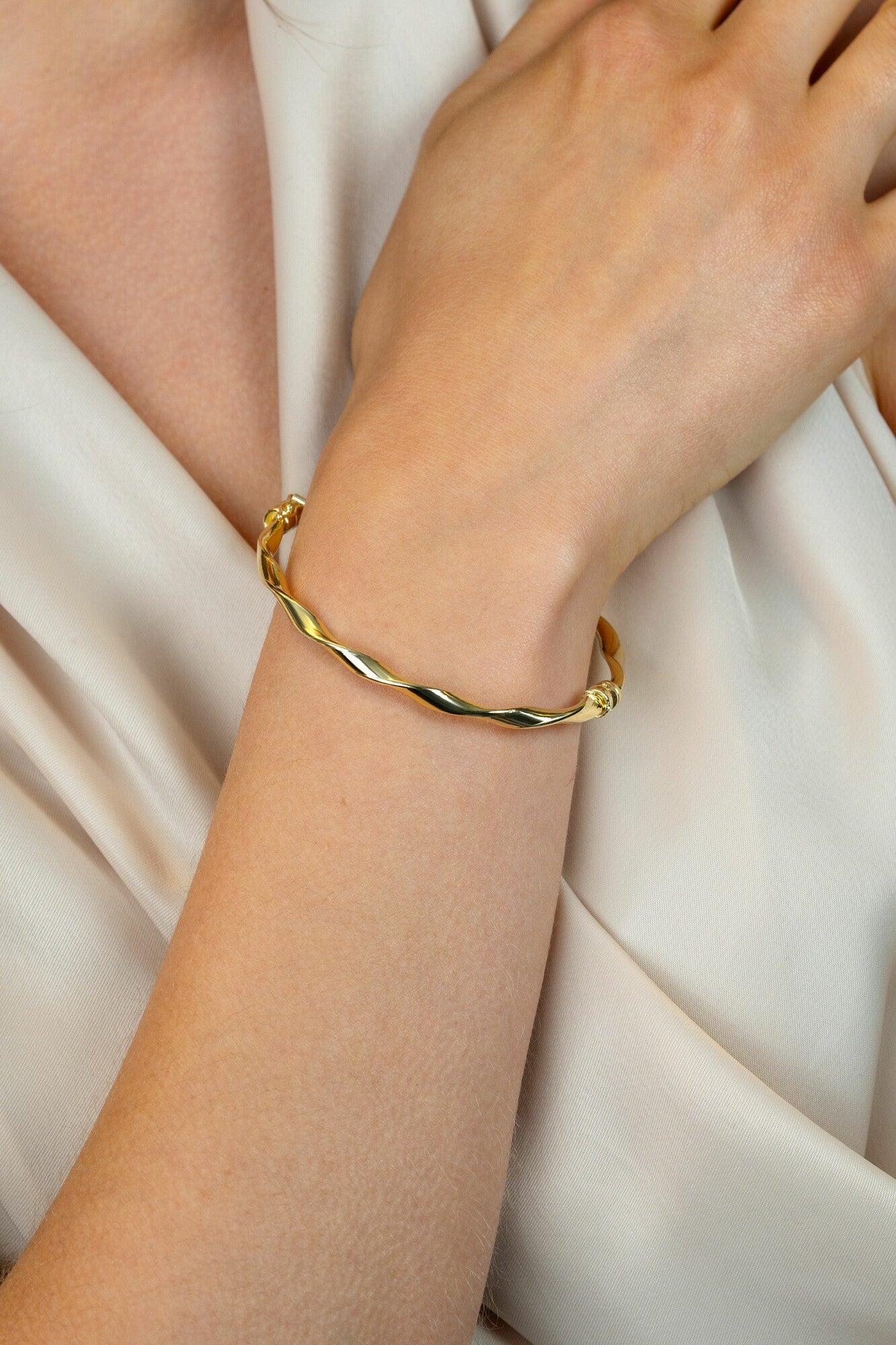 ZINZI gold plated bangle armband met gedraaide buis 4mm ZIA2756G