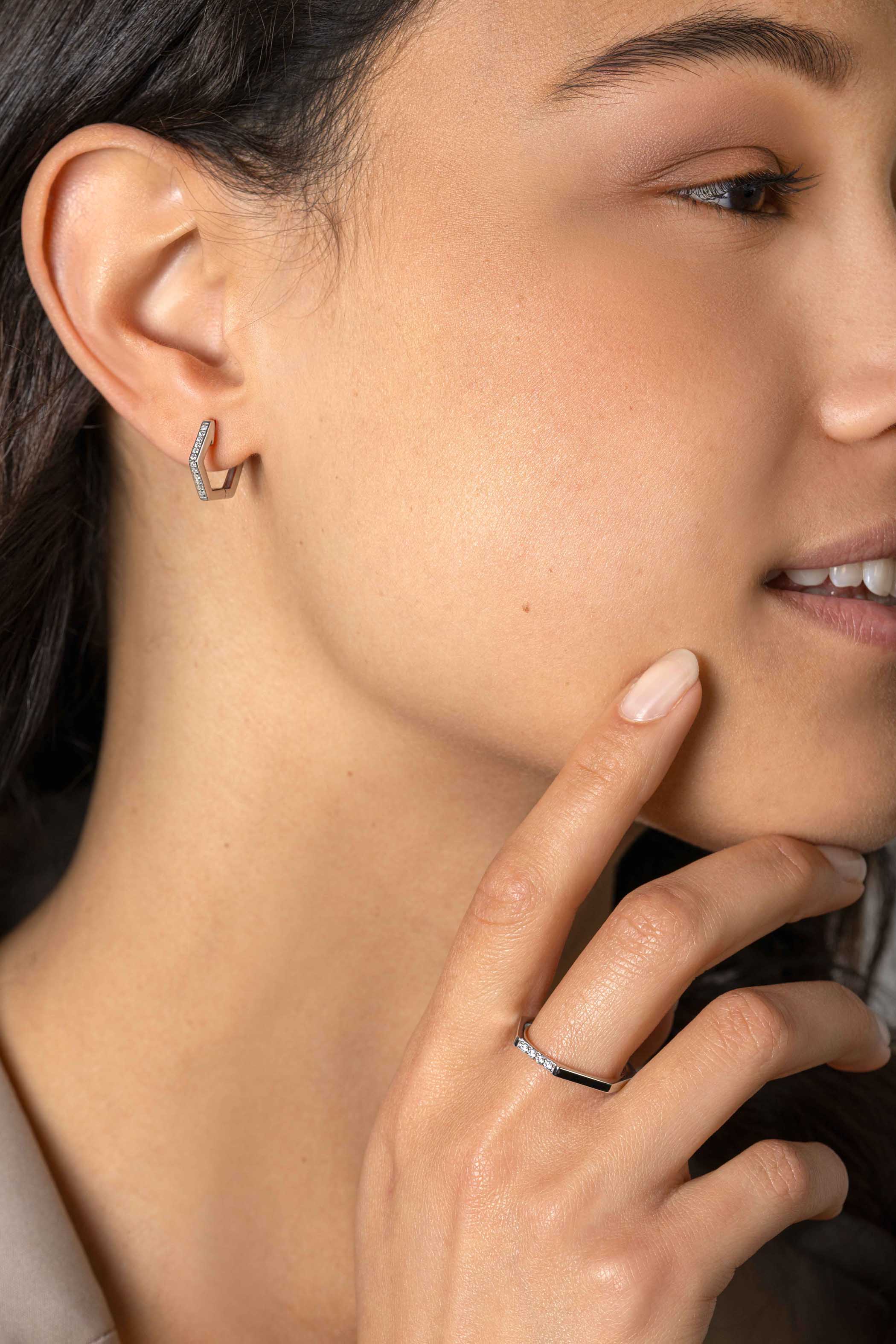 15mm ZINZI zilveren oorbellen in leuke hexagon vorm bezet met witte zirconia's, met luxe klapsluiting 15x2mm - ZIO2433