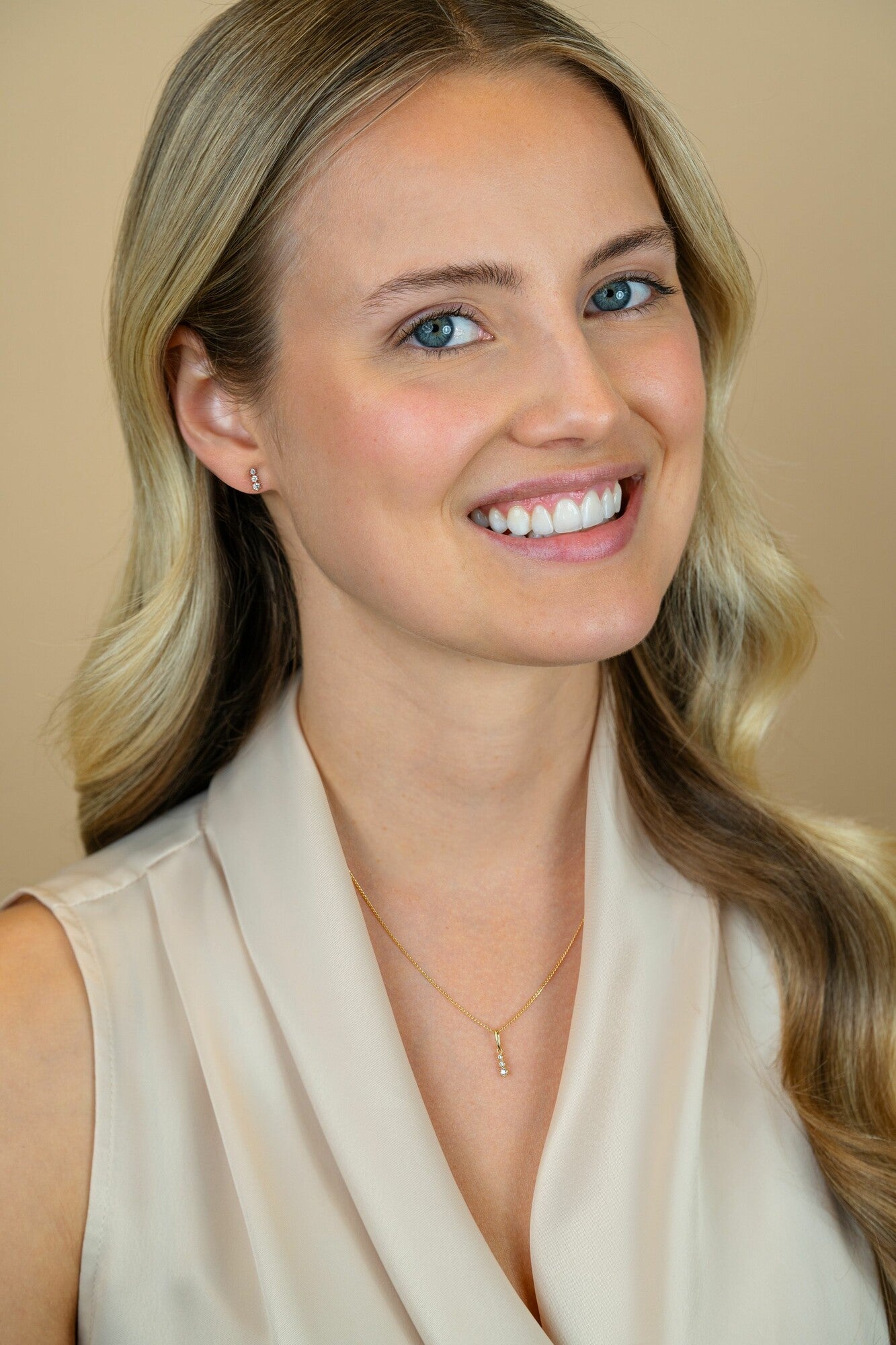 ZINZI Gold 14 krt gouden oorstekers bezet met een rij aan witte zirkonia's 6,5mm ZGO543