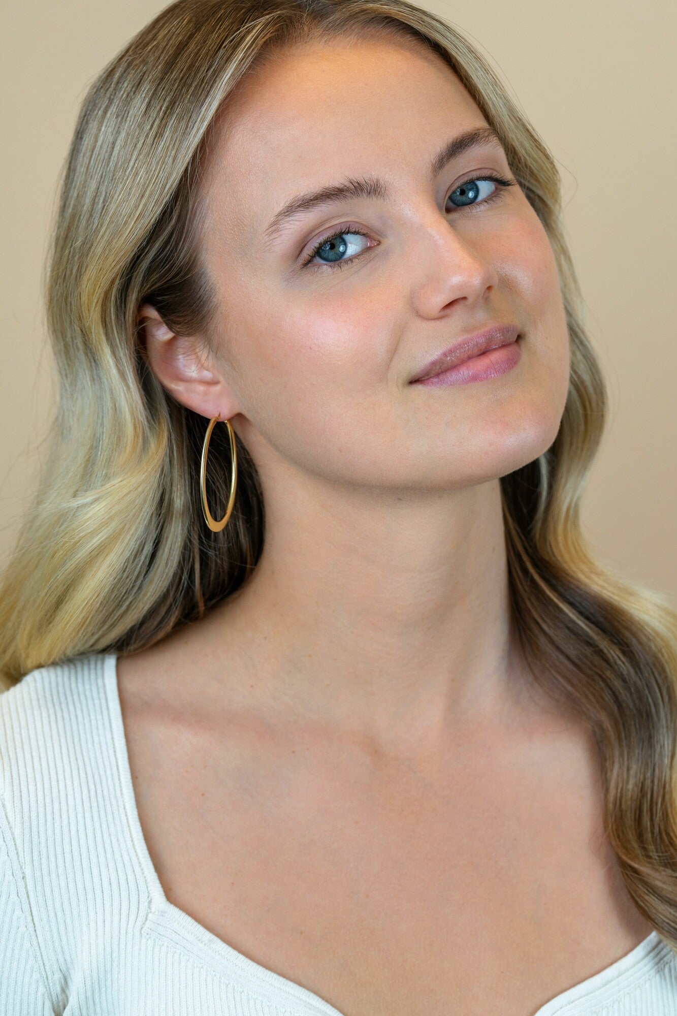 ZINZI gold plated zilveren oorringen met organisch gevormde buis 2mm breed en handige bovensluiting 48mm ZIO2701G - PansiteNederland.nl