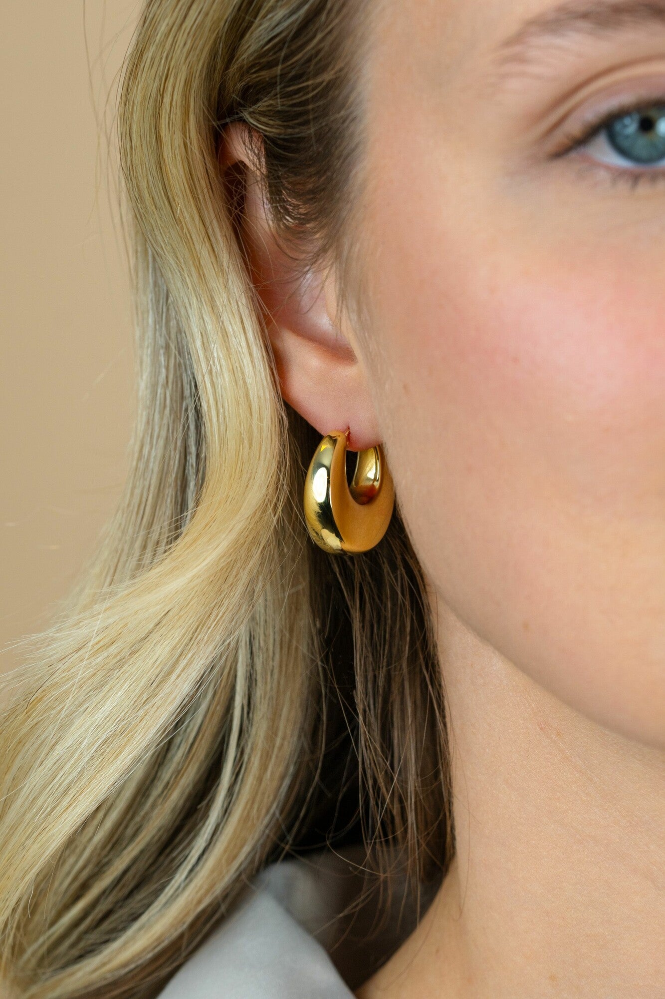 ZINZI gold plated zilveren oorringen met brede buis (7mm) en rond aflopend, handige bovensluiting 22mm ZIO2751G - PansiteNederland.nl