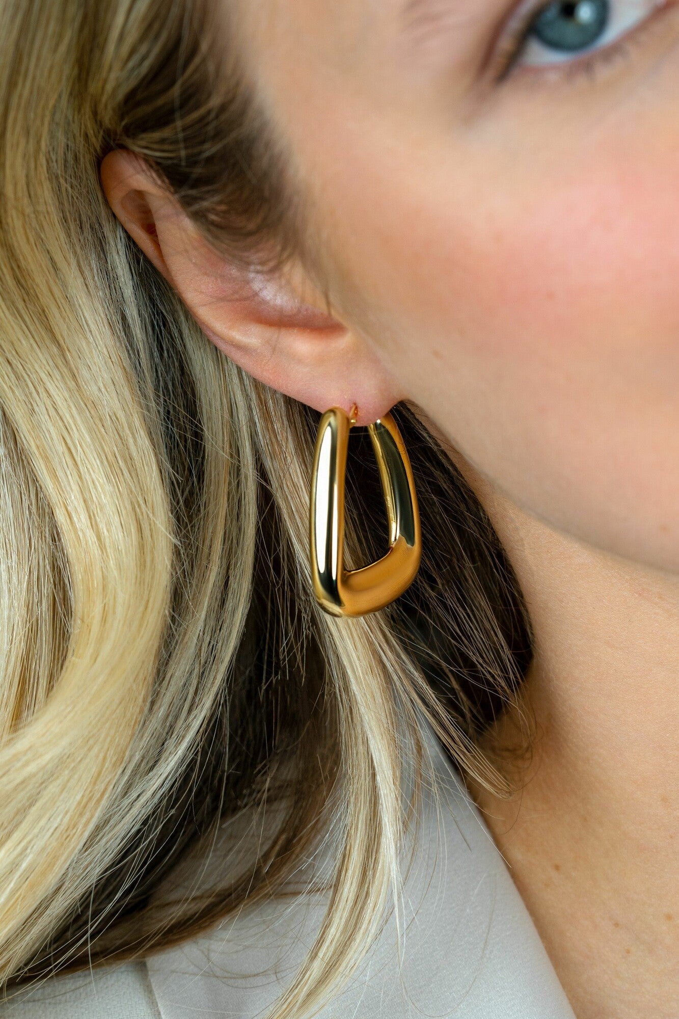 ZINZI gold plated zilveren oorringen met brede buis en rechthoekig model, handige bovensluiting 33mm ZIO2748G - PansiteNederland.nl