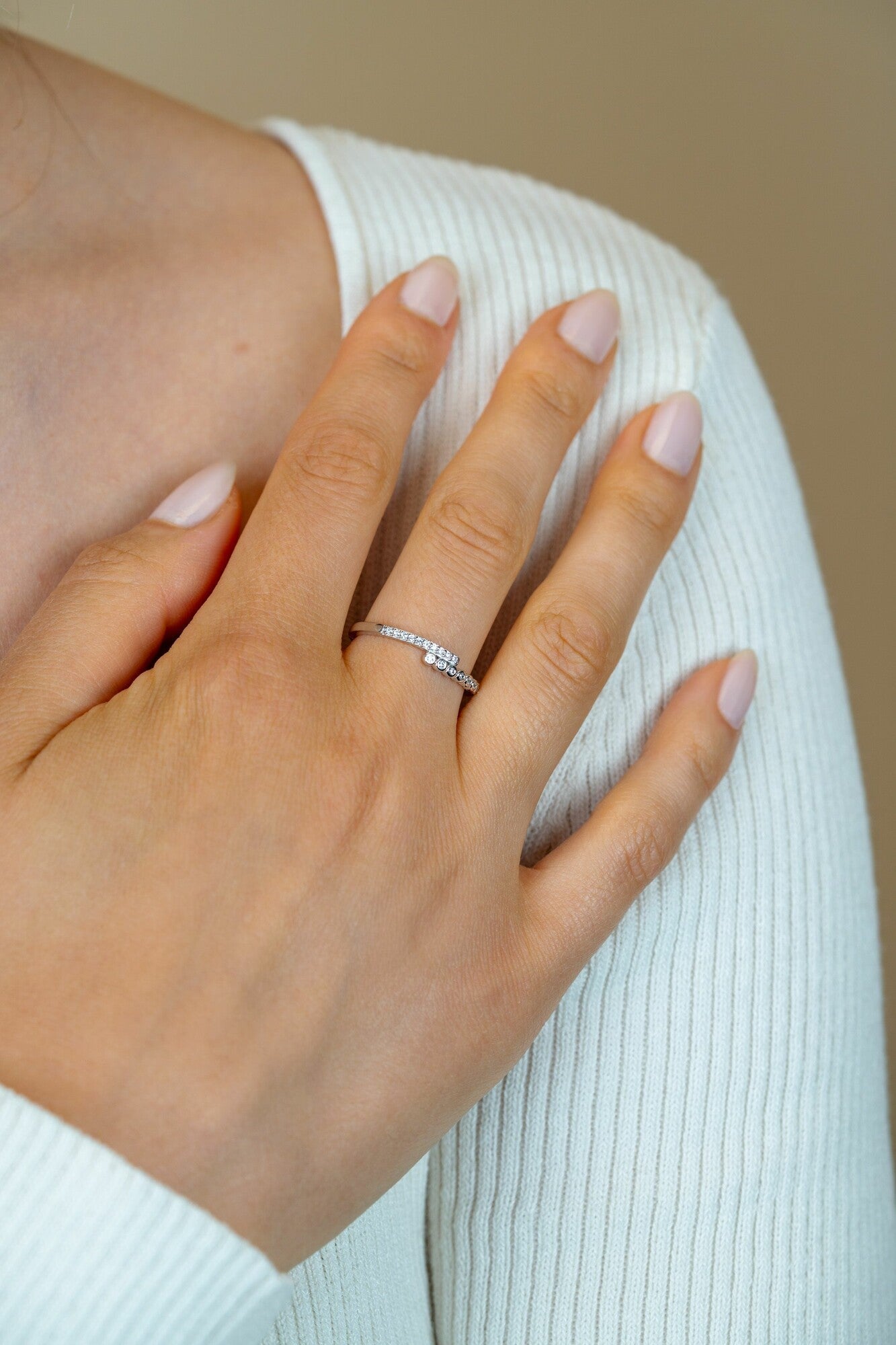 ZINZI zilveren ring (4mm breed) slagmodel bezet met witte zirkonia ZIR2729 - PansiteNederland.nl