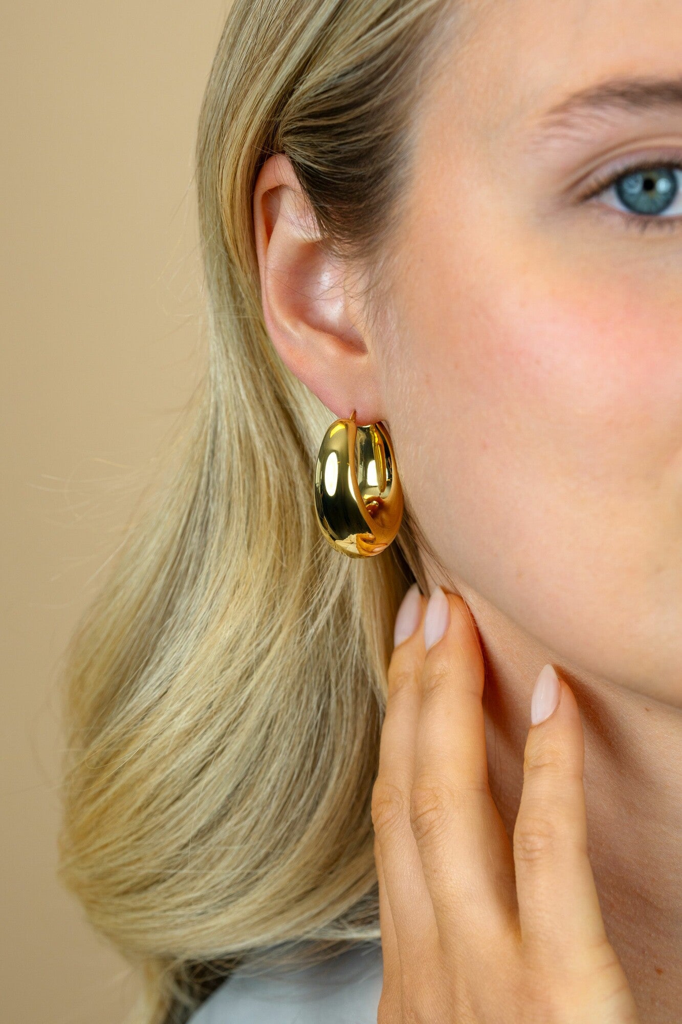 ZINZI gold plated zilveren oorringen met brede buis (9mm) en ovaal model, handige bovensluiting 31mm ZIO2750G - PansiteNederland.nl