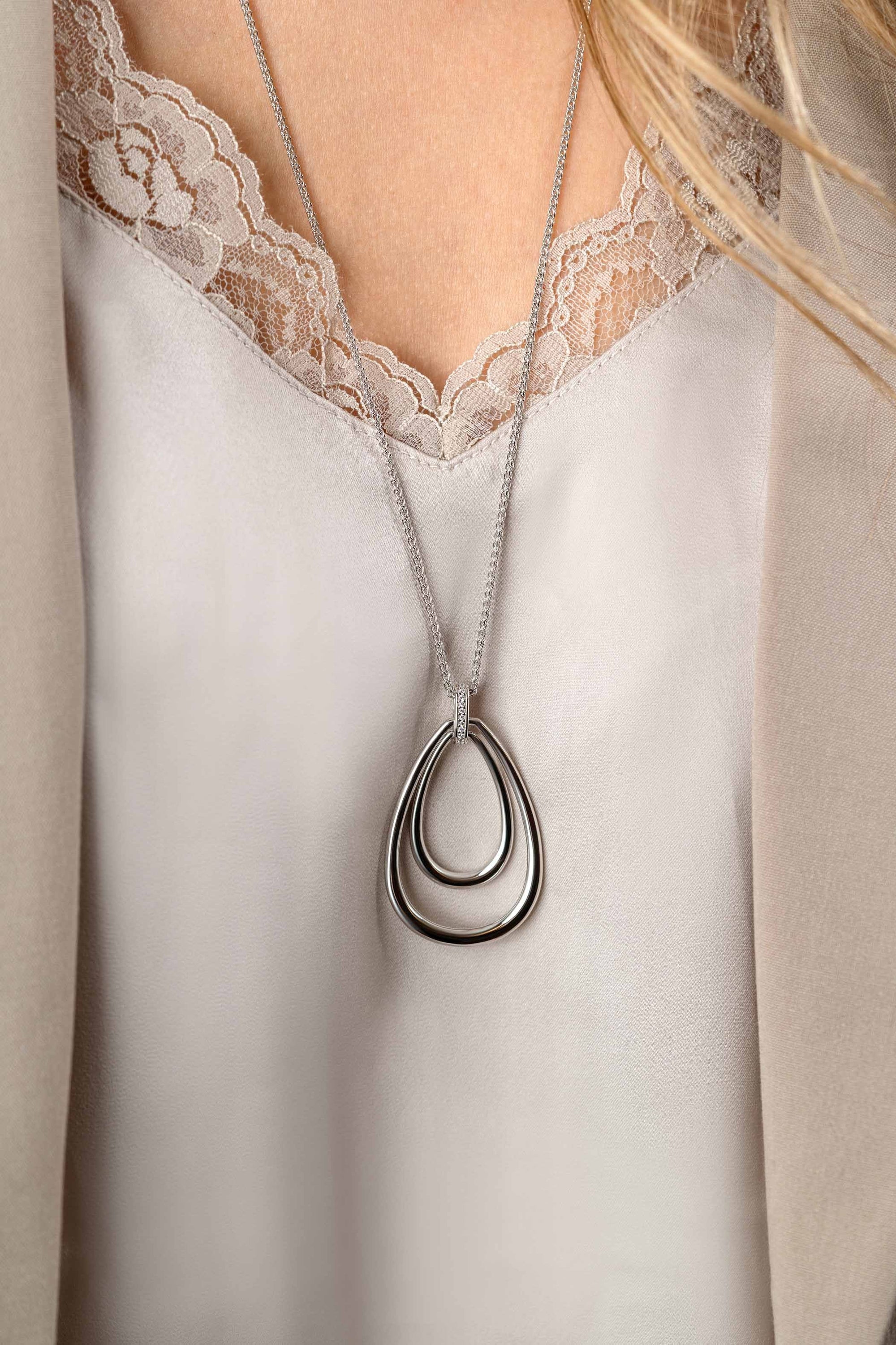 ZINZI zilveren ketting met luxe ovale hanger 45mm, valt lang om de hals ZIC2489