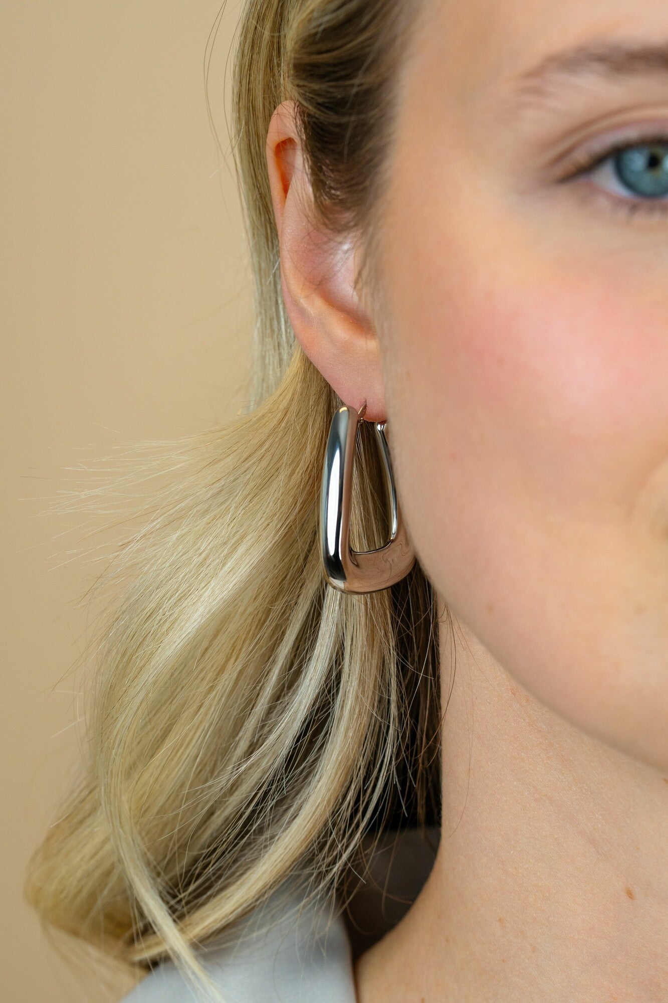 ZINZI zilveren oorringen met brede buis en rechthoekig model, handige bovensluiting 33mm ZIO2748 - PansiteNederland.nl