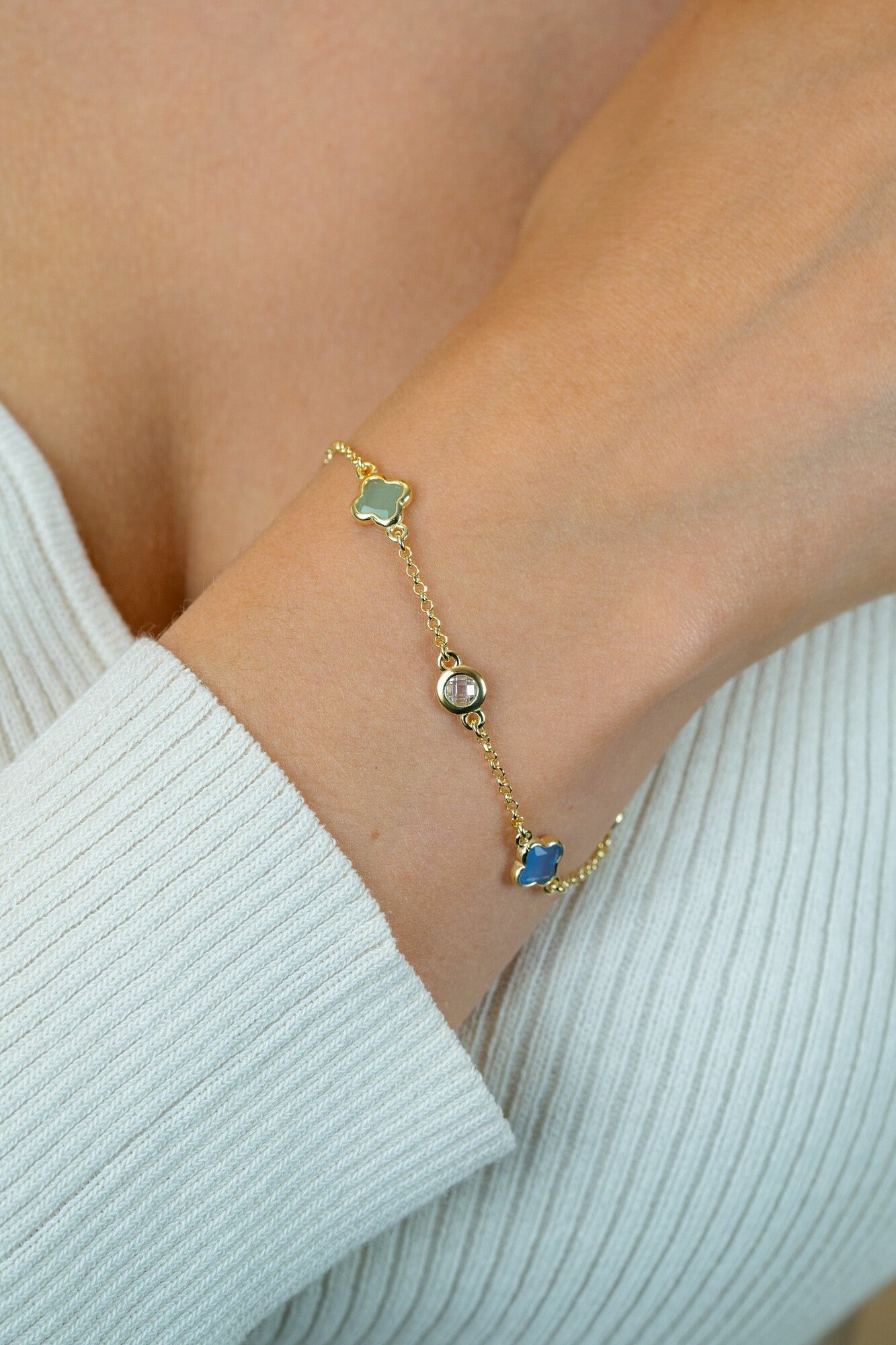ZINZI gold plated zilveren schakel armband met twee mintgroene klavers en een blauwe klaver 17-20cm ZIA2763
