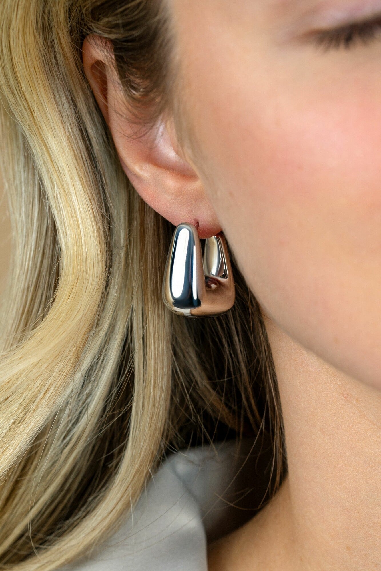 ZINZI zilveren oorringen met brede buis, vierkante look en handige bovensluiting 24mm ZIO2747 - PansiteNederland.nl