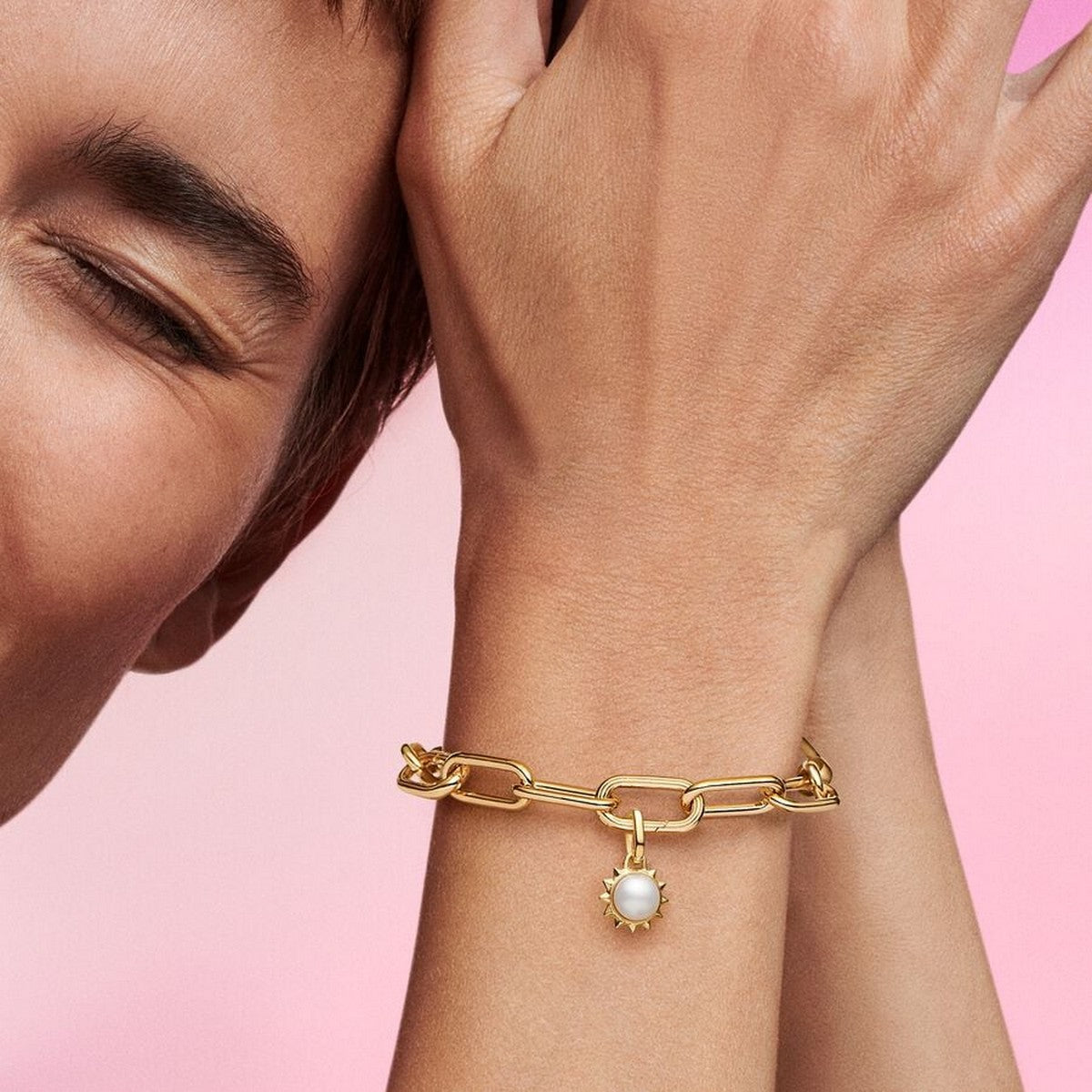 Pandora ME behandelde gecultiveerde zoetwaterparel zon armbandset goudverguld bedel - 763035C01