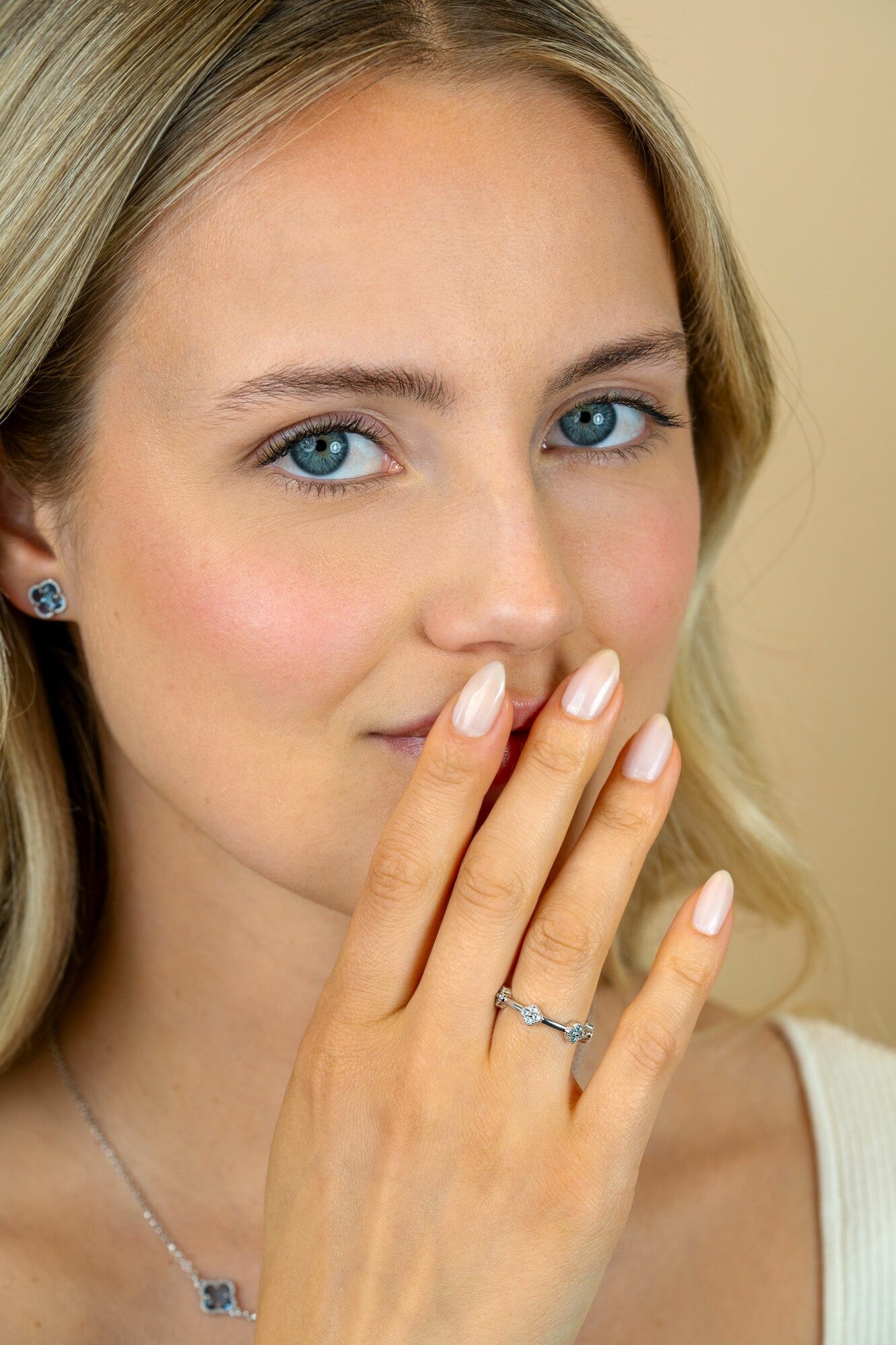 ZINZI zilveren ring (5mm breed) met lichtblauwe klavers ZIR2663 - PansiteNederland.nl