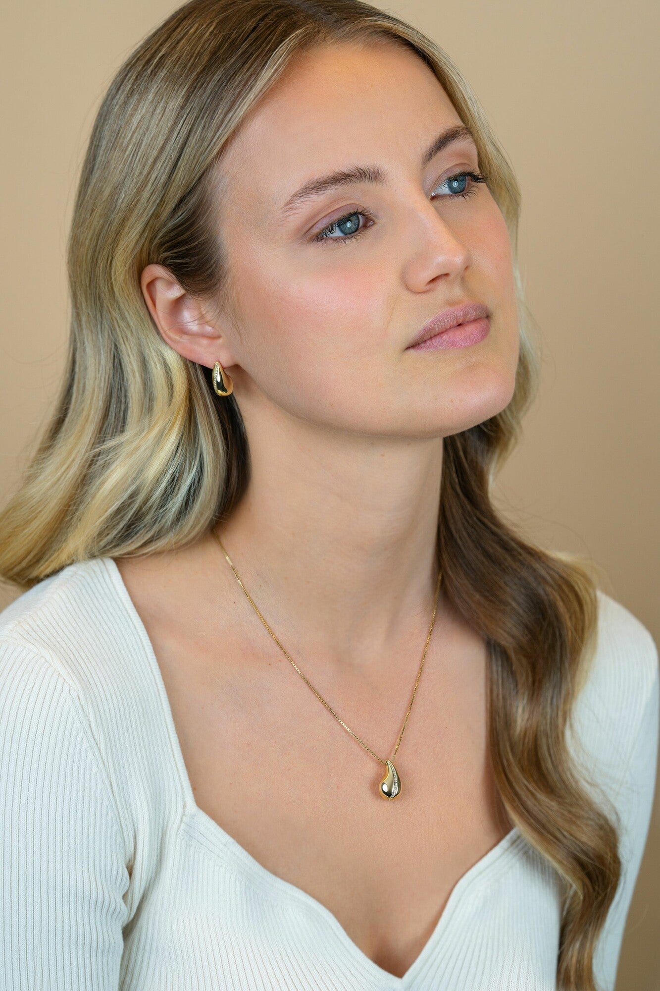 ZINZI gold plated zilveren oorstekers in druppelvorm met golvende rij witte zirkonia's 17mm ZIO2707Y - PansiteNederland.nl