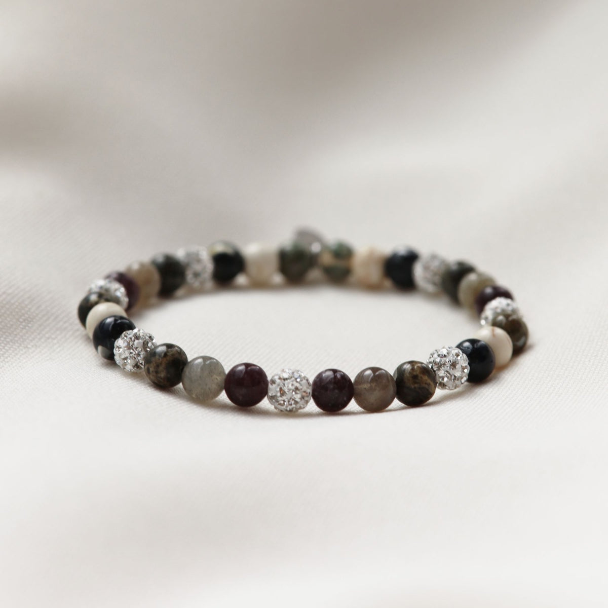 Karma Spiral Maely XS armband wit gedragen