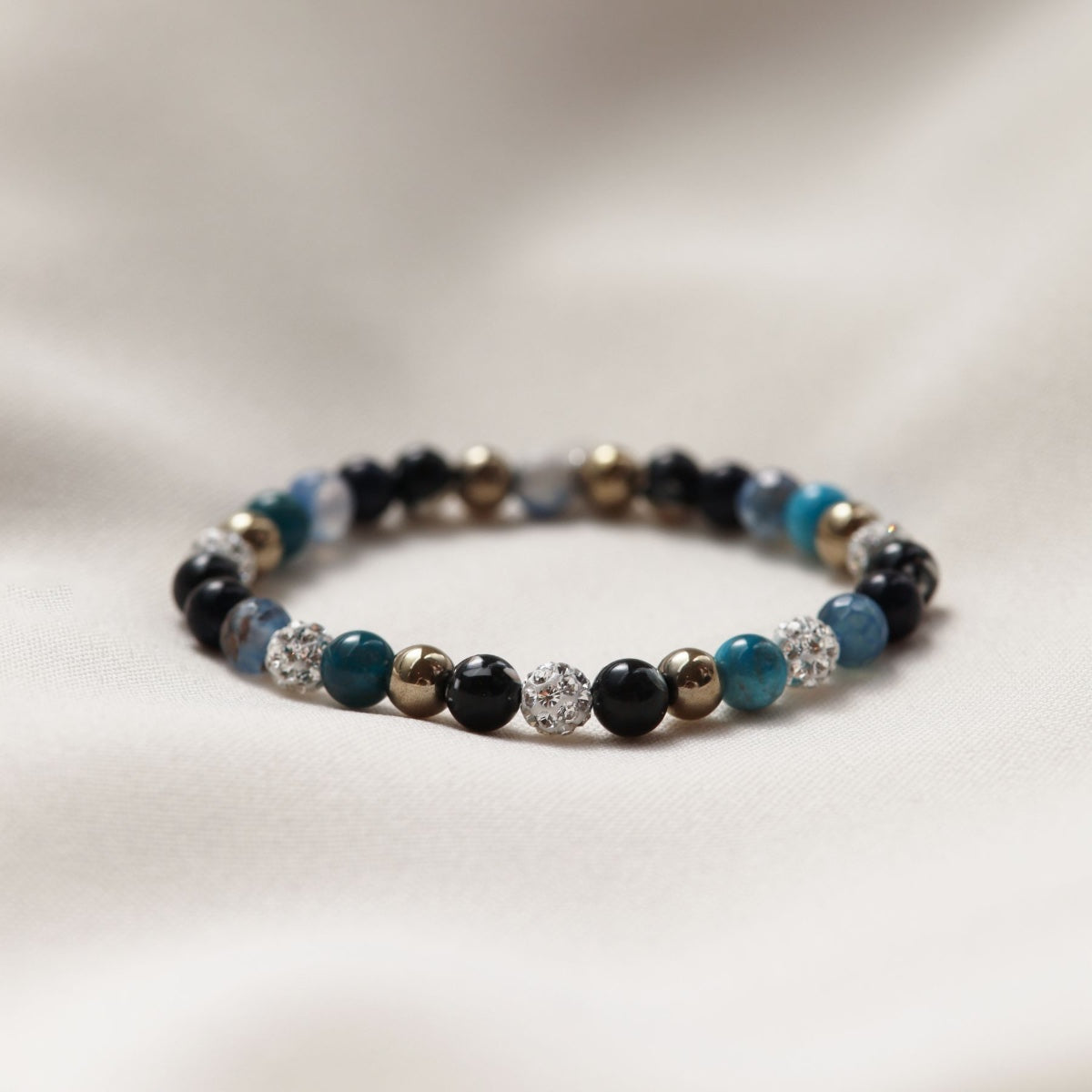 Karma Spiral Nelie XS armband wit gedragen