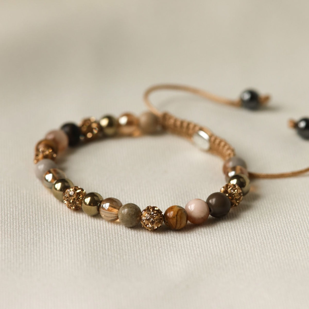 Karma Spiral Maeva XS armband goud gedragen